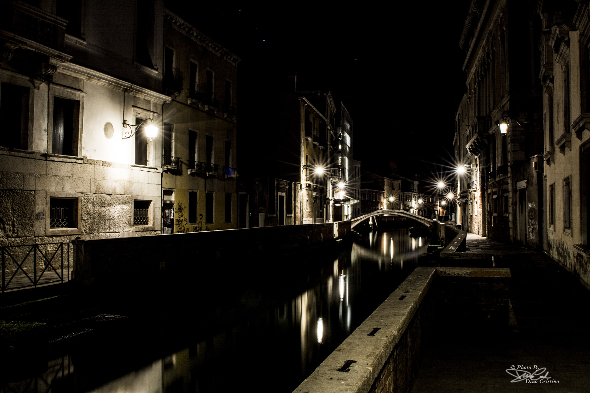 Nikon D7100 + Sigma 24-70mm F2.8 EX DG Macro sample photo. Venezia di notte - street art - dino cristino photography