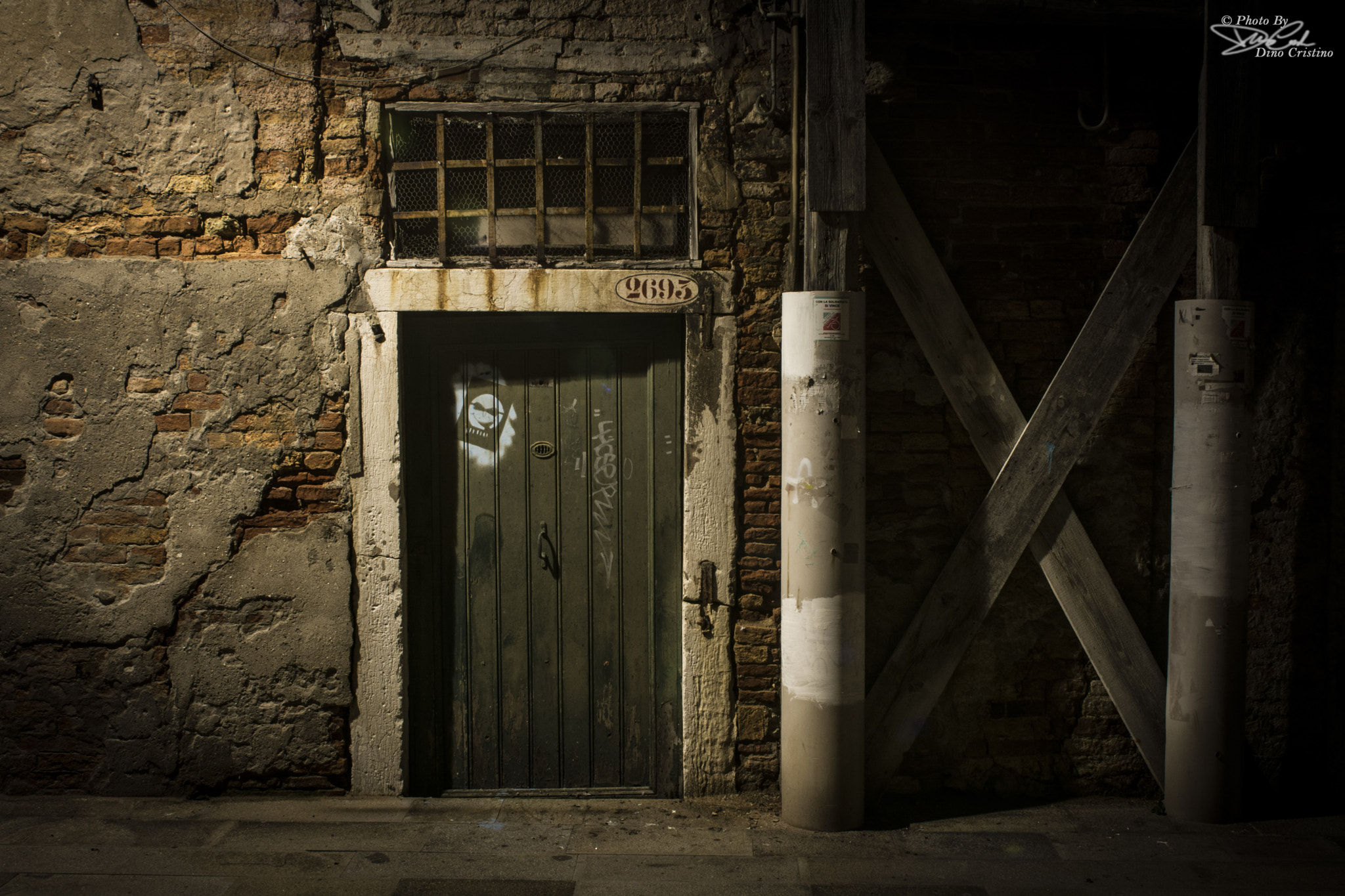 Nikon D7100 + Sigma 24-70mm F2.8 EX DG Macro sample photo. Venezia di notte - street art - dino cristino photography