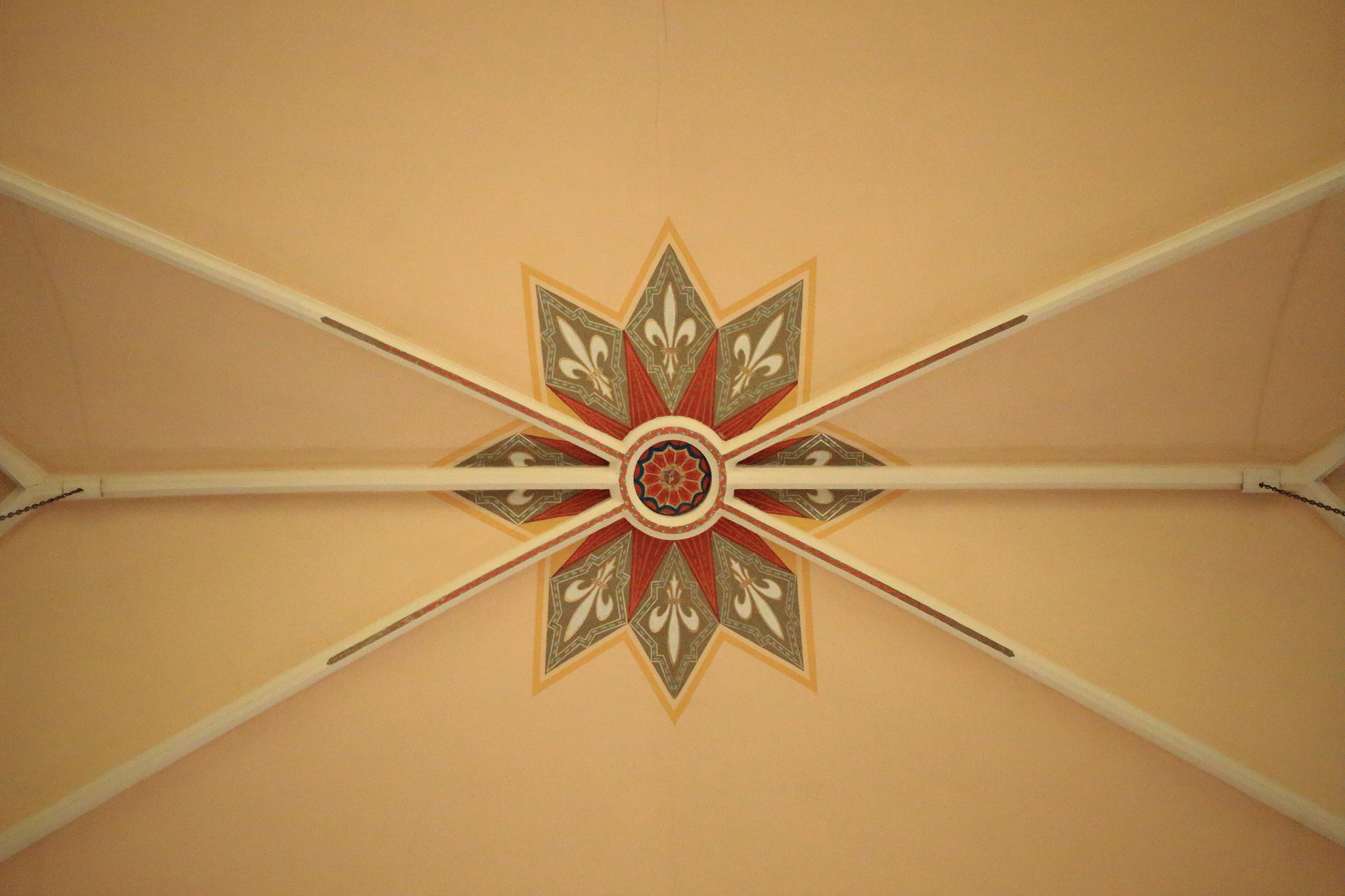 Canon EOS 650D (EOS Rebel T4i / EOS Kiss X6i) + Canon EF-S 24mm F2.8 STM sample photo. Symmetric ceiling photography