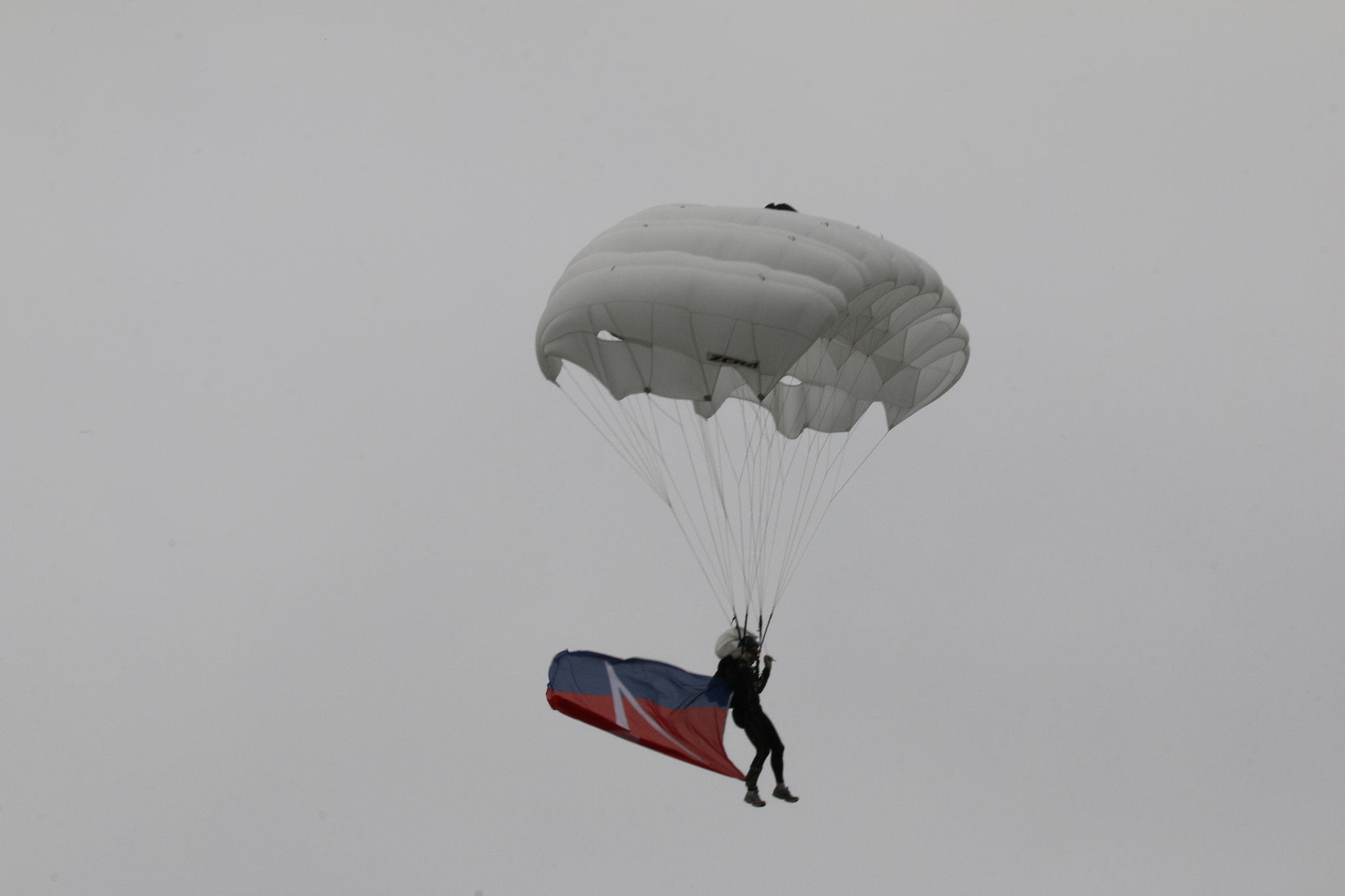 Canon EOS 70D + Canon EF 100-400mm F4.5-5.6L IS II USM sample photo. Parachutiste photography