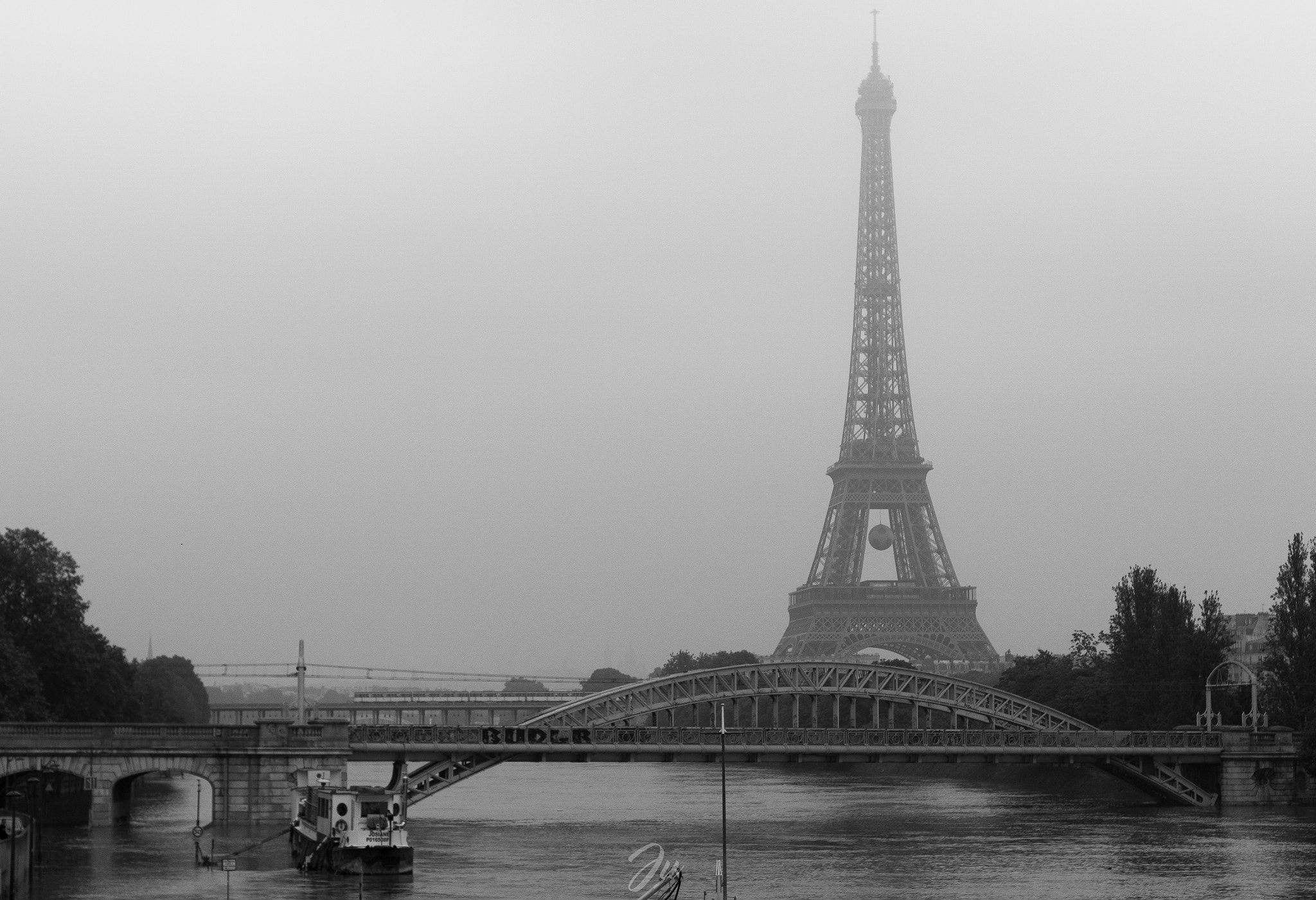 Canon EOS 100D (EOS Rebel SL1 / EOS Kiss X7) + Canon EF 50mm F1.4 USM sample photo. Paris flood photography