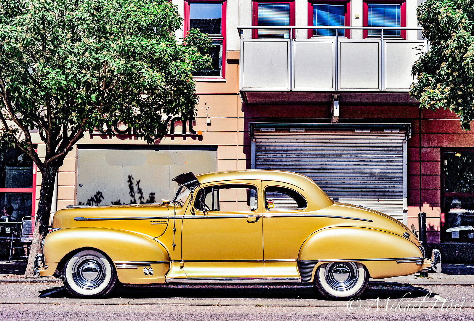 Nikon D3S + Nikon AF Nikkor 50mm F1.8D sample photo. Old car in color photography