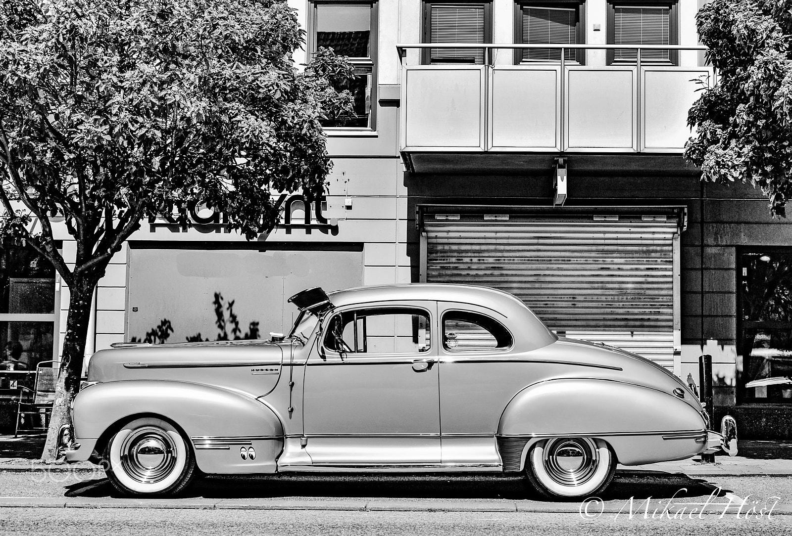 Nikon D3S + Nikon AF Nikkor 50mm F1.8D sample photo. Old car in black`n white photography