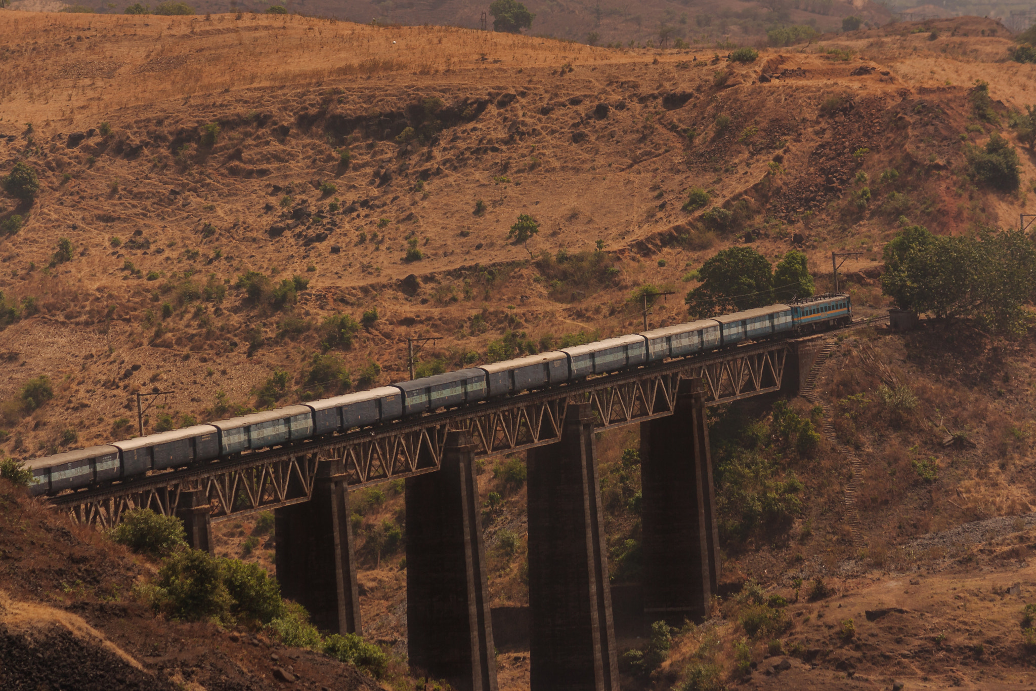 Canon EOS 1000D (EOS Digital Rebel XS / EOS Kiss F) + Canon EF-S 55-250mm F4-5.6 IS II sample photo. Indian railway on bridge photography