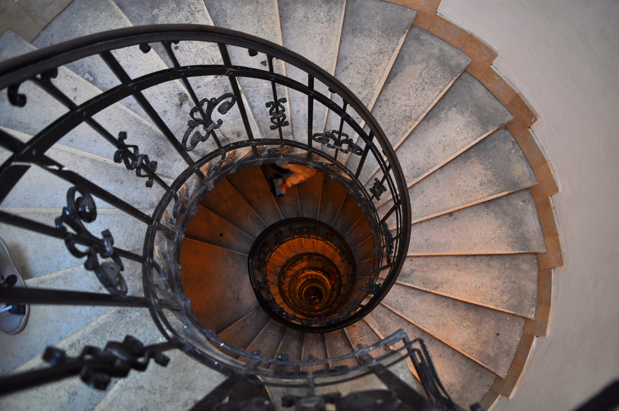 Nikon D90 + Sigma 18-200mm F3.5-6.3 DC sample photo. Spiral photography
