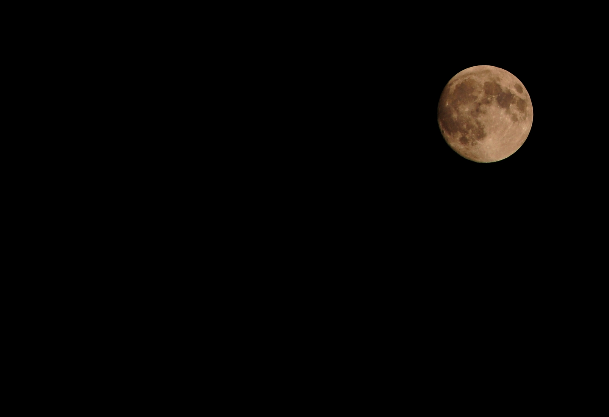 Nikon D90 + Sigma 18-200mm F3.5-6.3 DC sample photo. Red moon photography