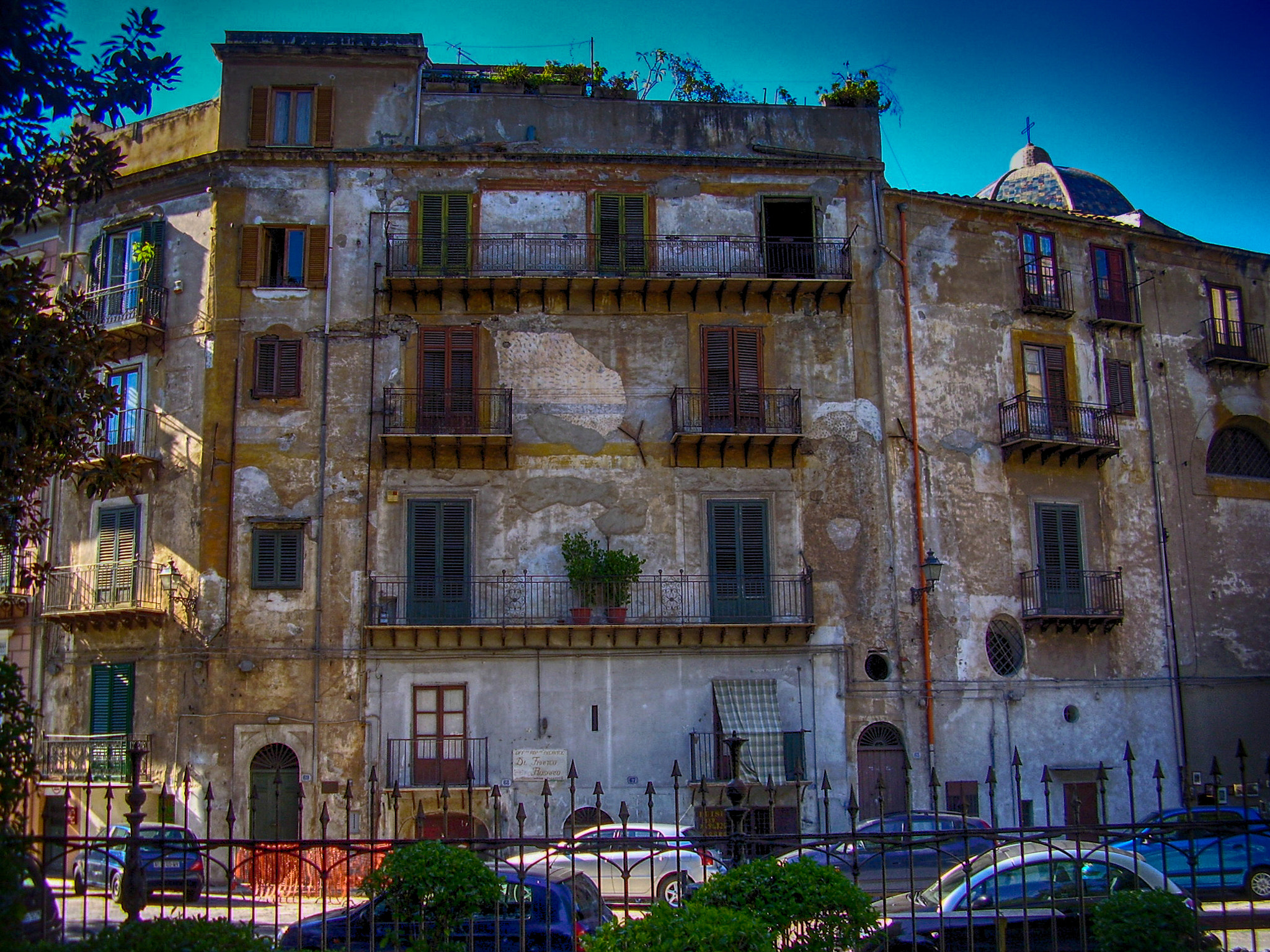 Olympus FE115,X715 sample photo. Palermo: house in the old town photography