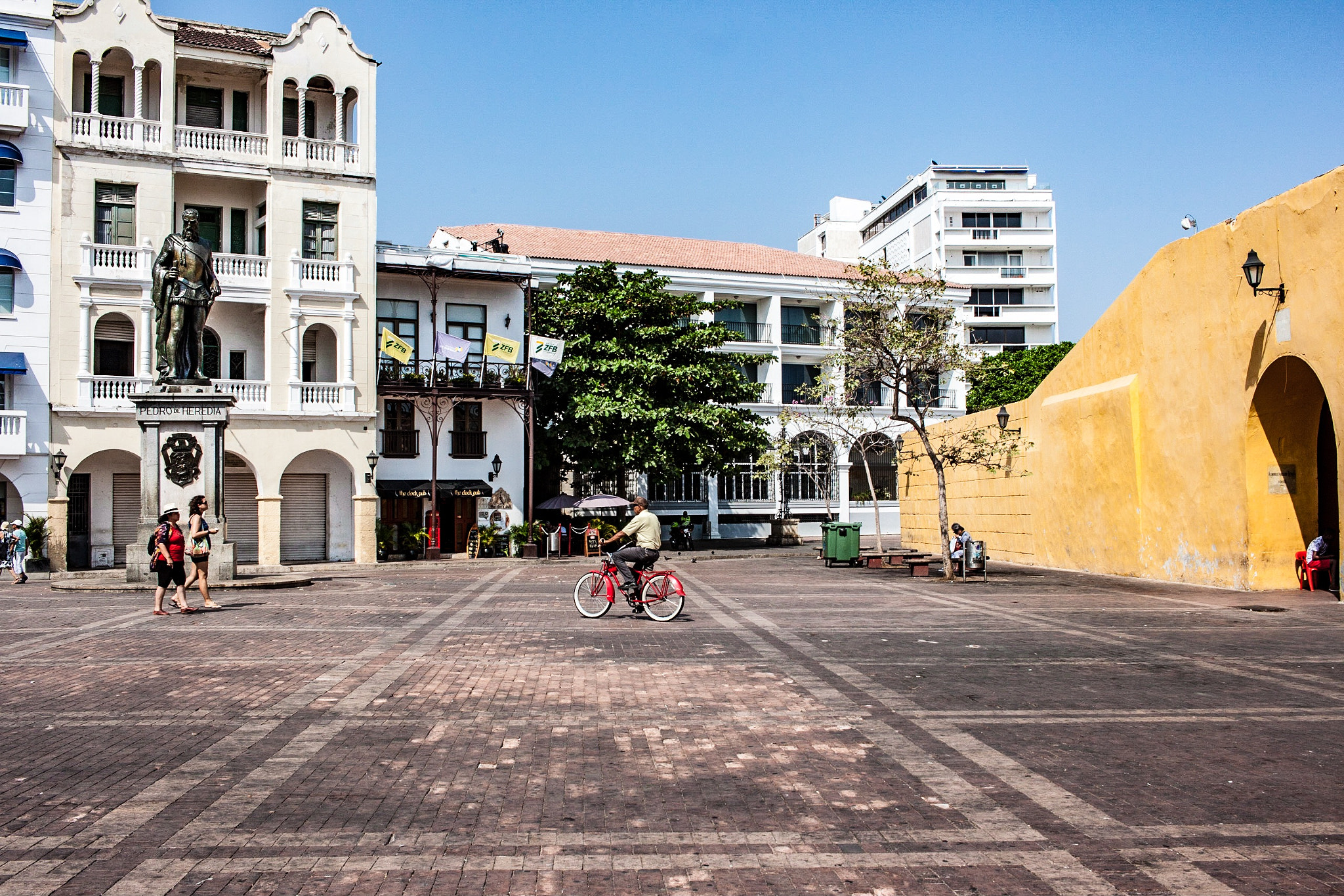 Canon EF-S 24mm F2.8 STM sample photo. Bici turismo photography
