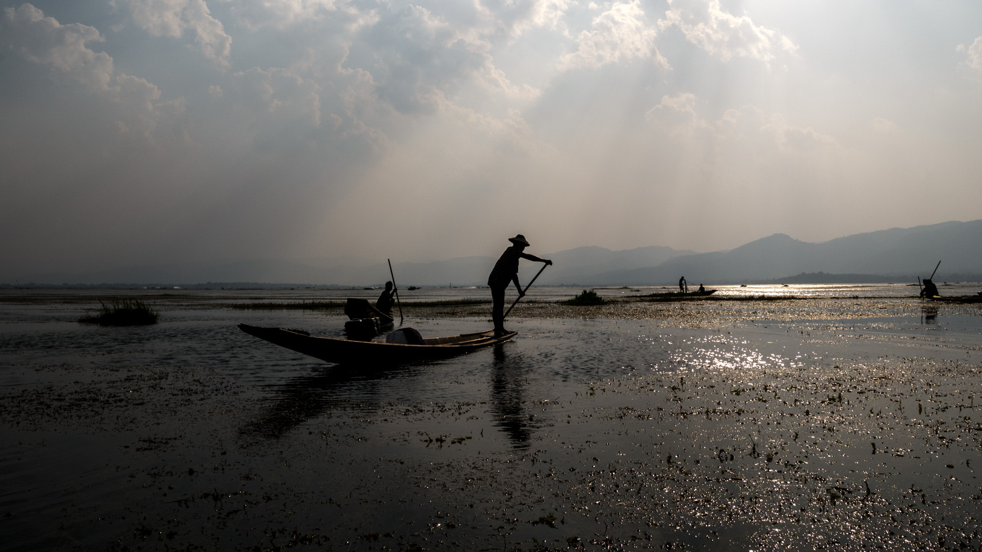 Panasonic Lumix DMC-GX7 + LUMIX G VARIO PZ 14-42/F3.5-5.6 sample photo. Inle fisherman photography