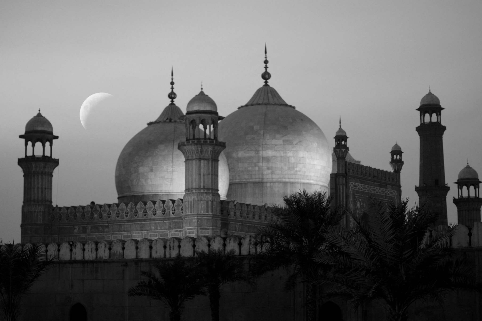 Canon EOS 70D + Canon EF 50mm F1.2L USM sample photo. Badshahi mosque lahore. a majestic mosque in the heart of the city. pakistan photography