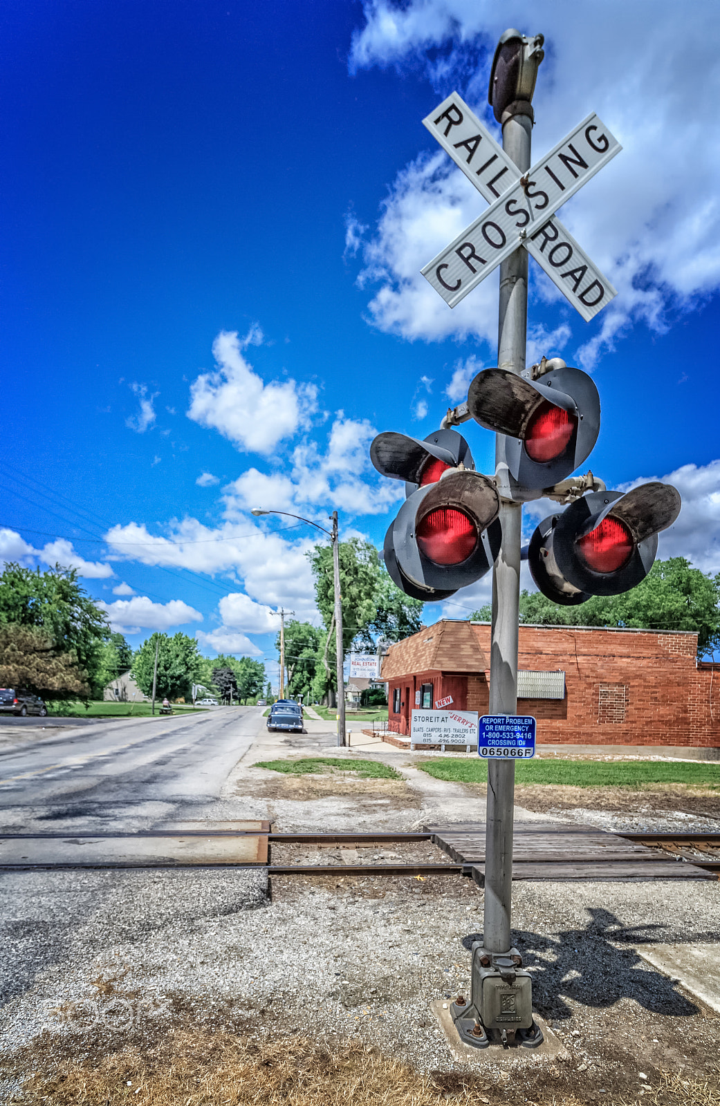 Canon EF-S 10-18mm F4.5–5.6 IS STM sample photo. Railroad crossing, sheridan, il photography
