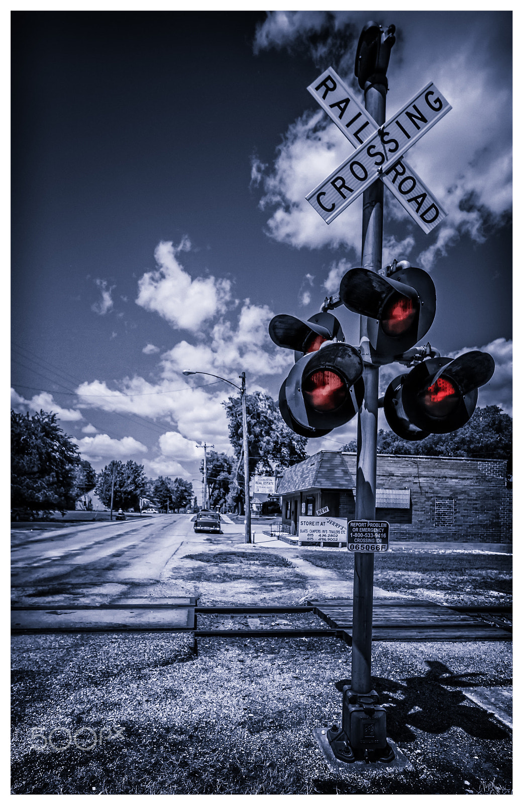 Canon EF-S 10-18mm F4.5–5.6 IS STM sample photo. Railroad crossing, sheridan, il photography