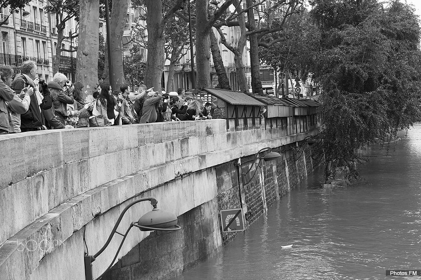 Canon EOS 50D + Canon EF 50mm F1.4 USM sample photo. Parisians looking at the seine flood photography