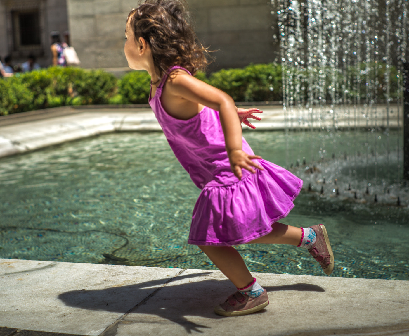 Summilux-M 1:1.4/50 sample photo. Child and fountain photography