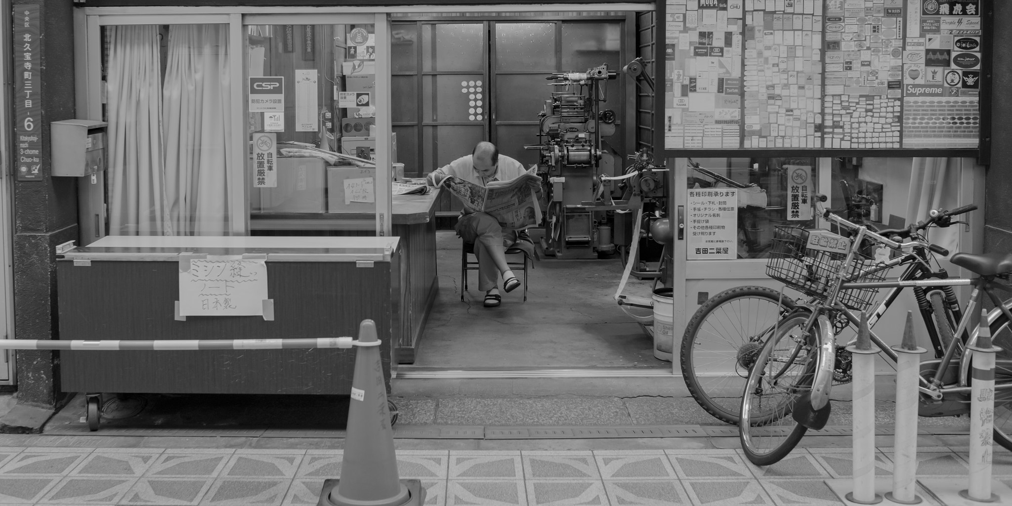 Leica M-Monochrom sample photo. Shopkeeper photography