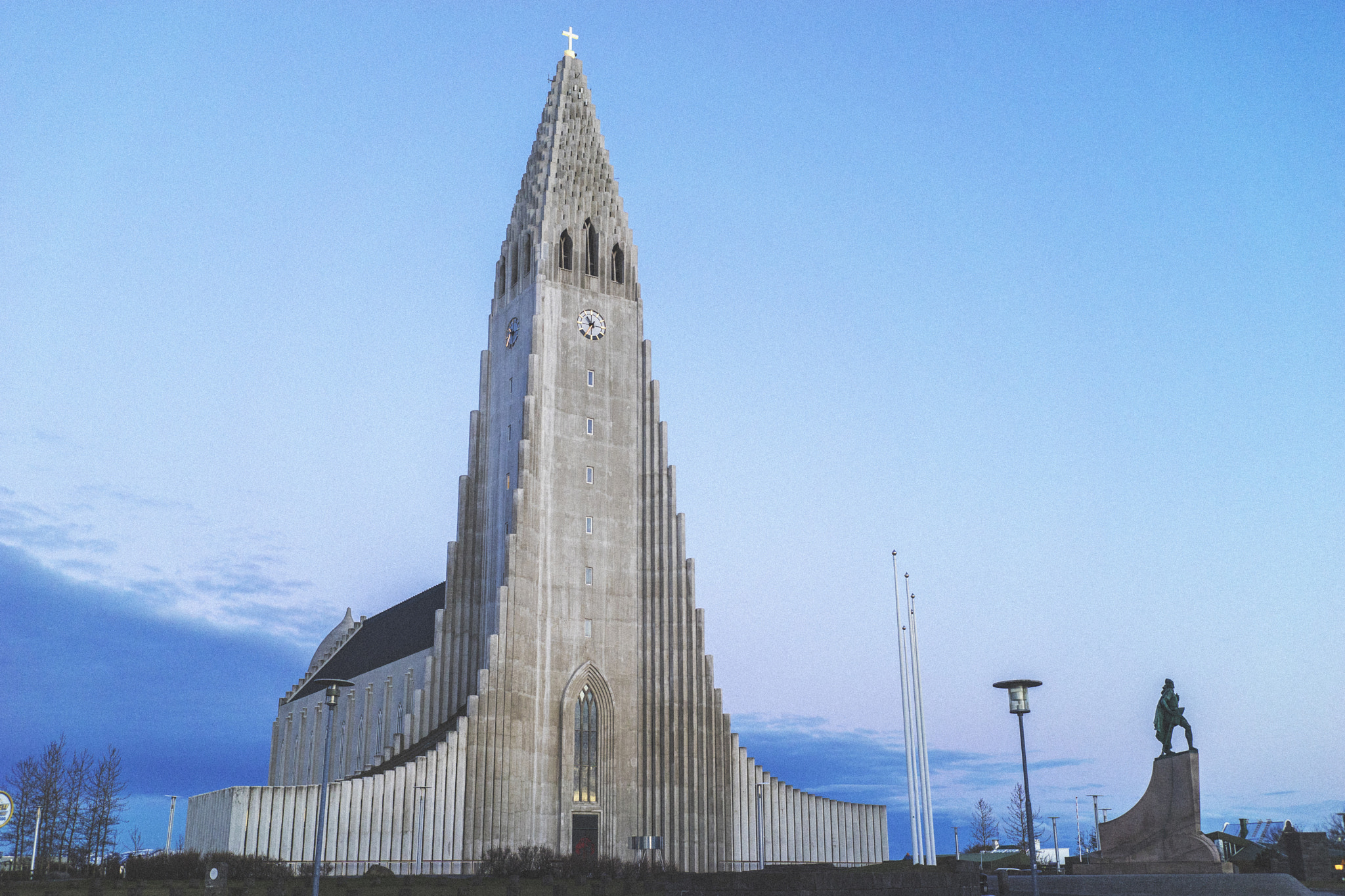 Sony a7 + E 35mm F2 sample photo. Hallgrimskirkja photography