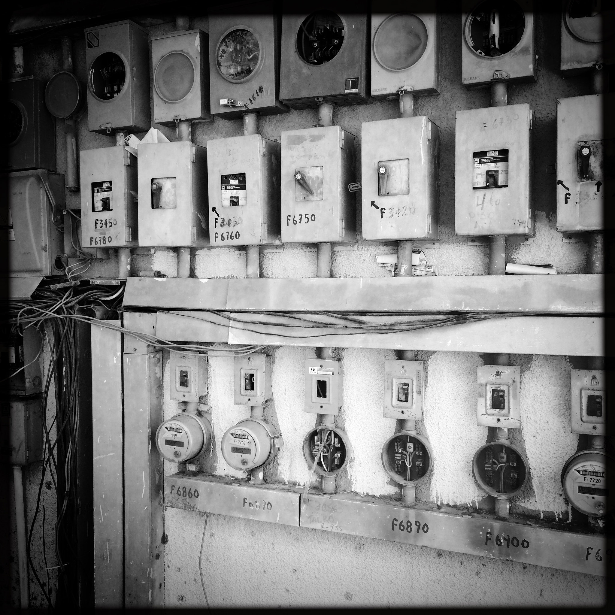 Hipstamatic 313 sample photo. Muro eléctrico / electric wall photography
