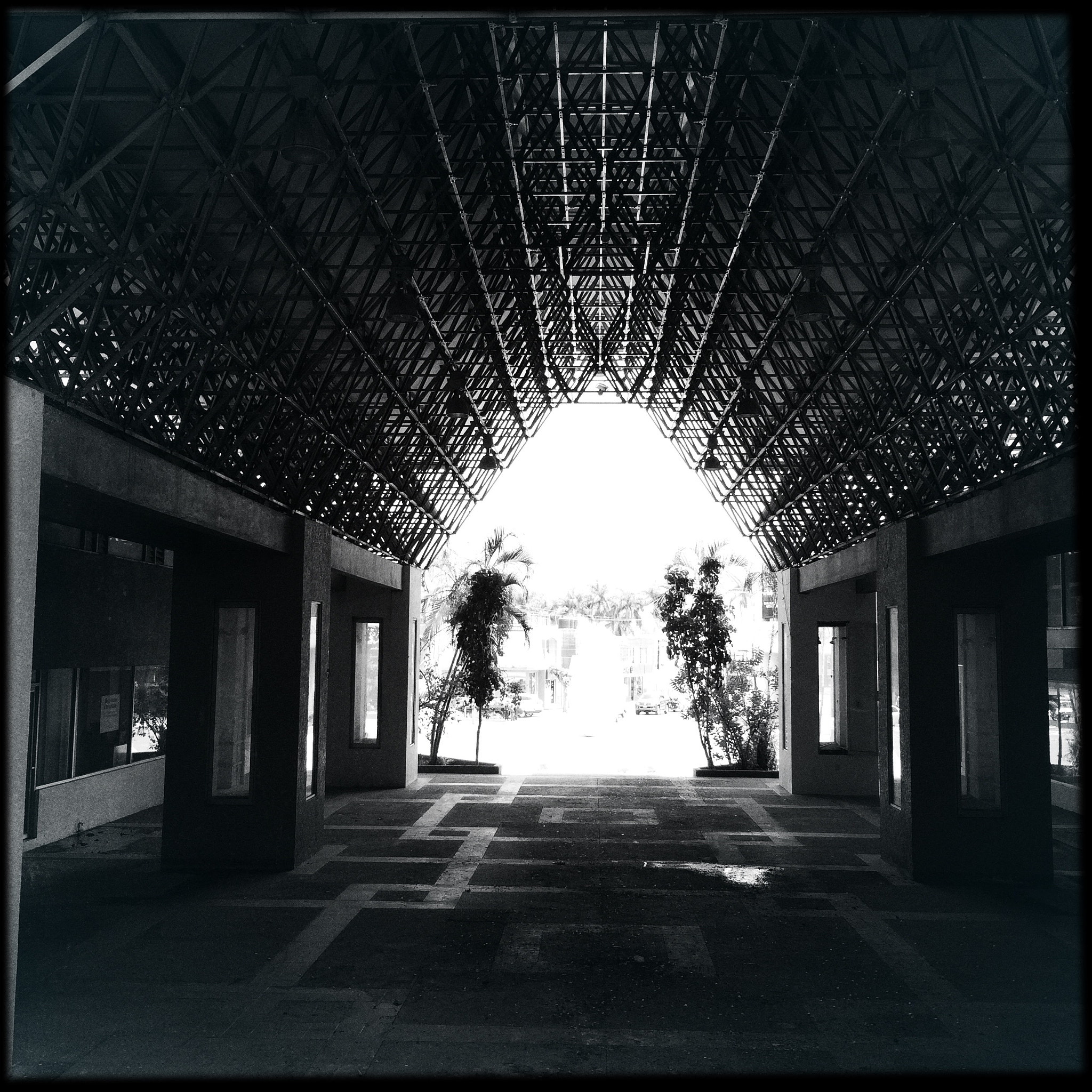 Hipstamatic 313 sample photo. Afuera la luz, adentro la oscuridad photography