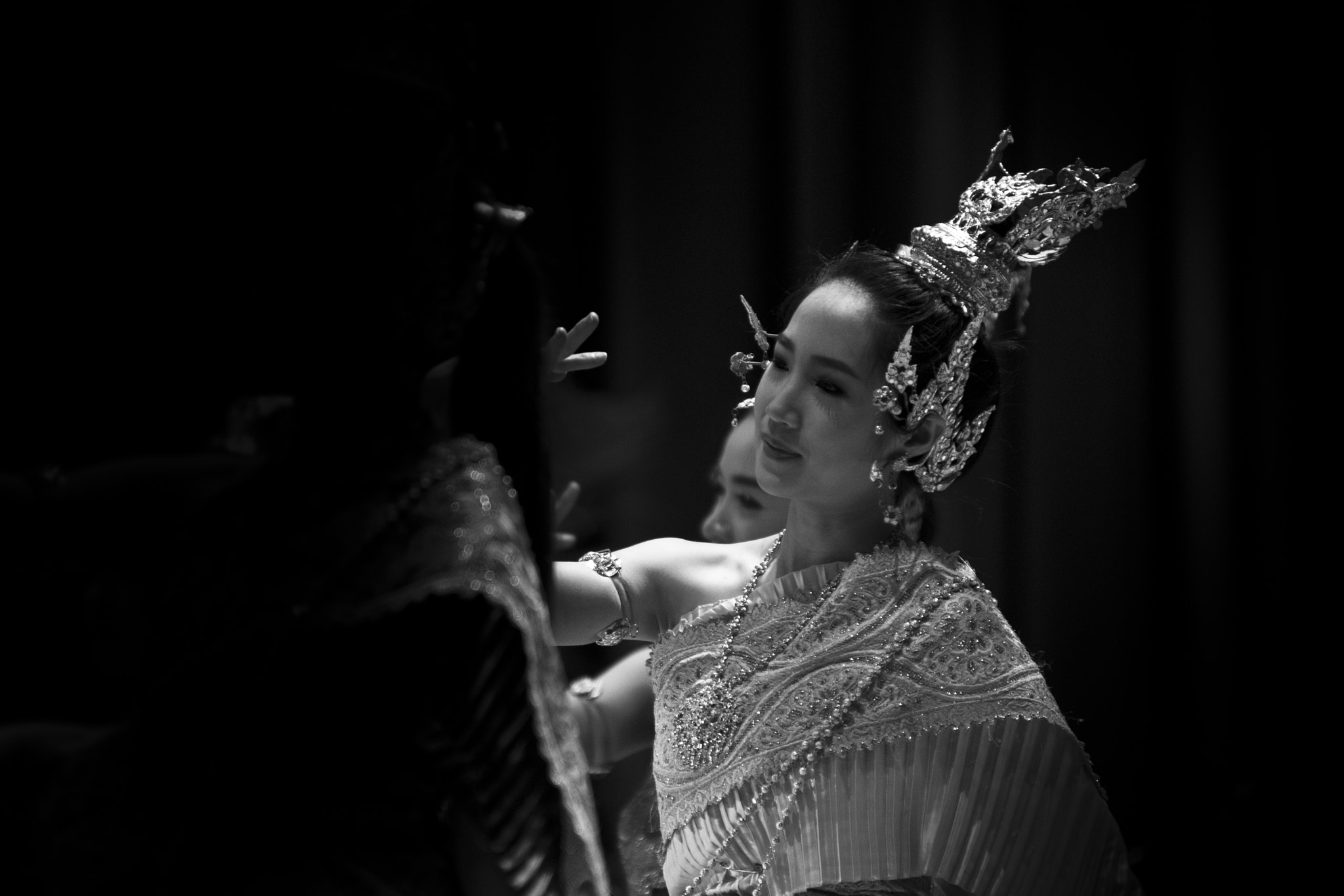 Nikon AF-Nikkor 80-200mm F2.8D ED sample photo. Thai folk dancer photography