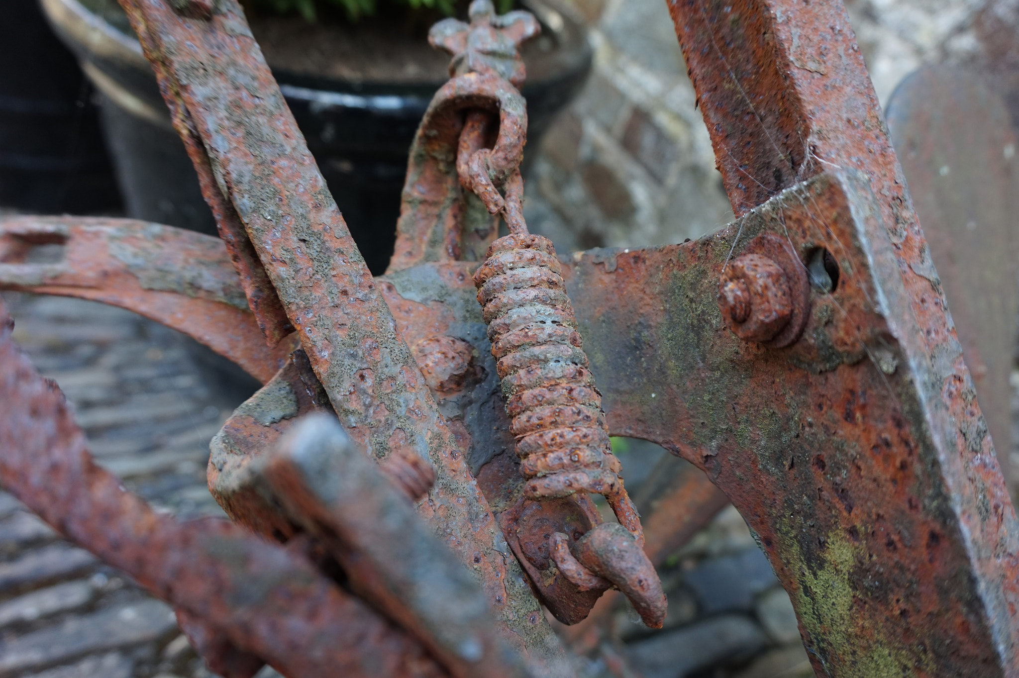 Sony Alpha a5000 (ILCE 5000) + Sony E 16-50mm F3.5-5.6 PZ OSS sample photo. Rusty gold , spring on machinery . photography