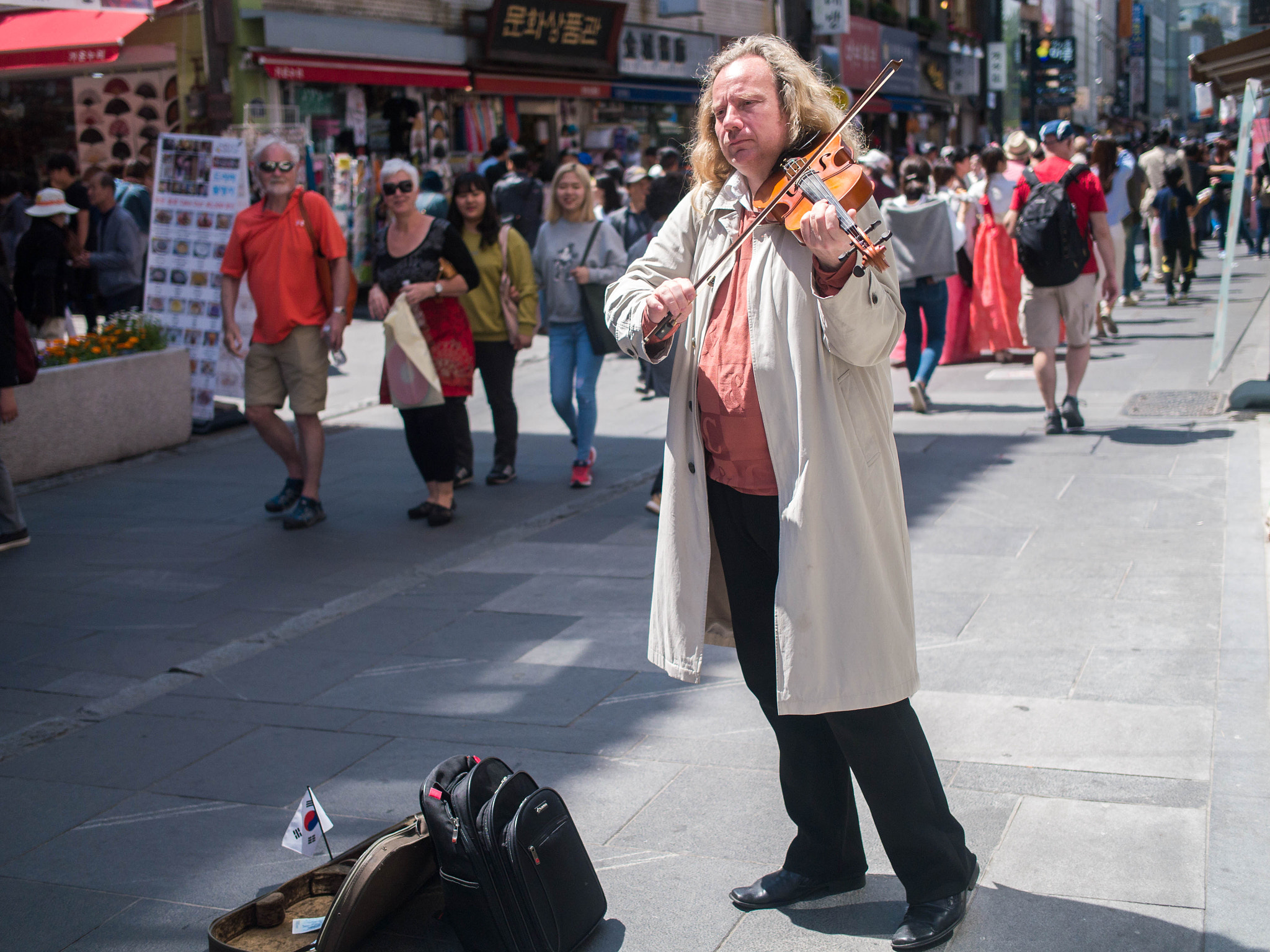 Panasonic Lumix DMC-G6 + Olympus M.Zuiko Digital 25mm F1.8 sample photo. Music on street photography