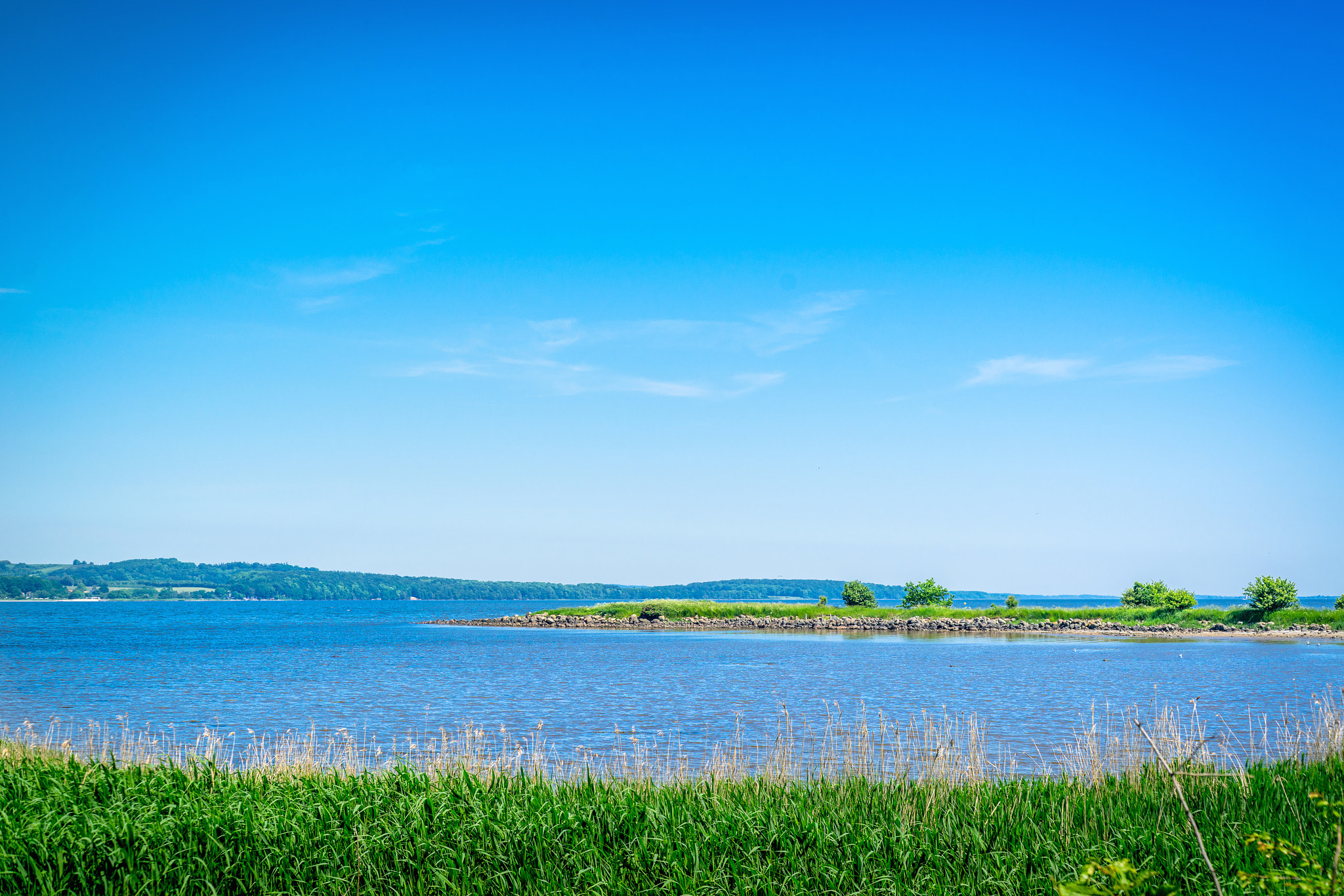 Sony a7R + Sony 50mm F1.4 sample photo. Lake landscape in the summertime photography