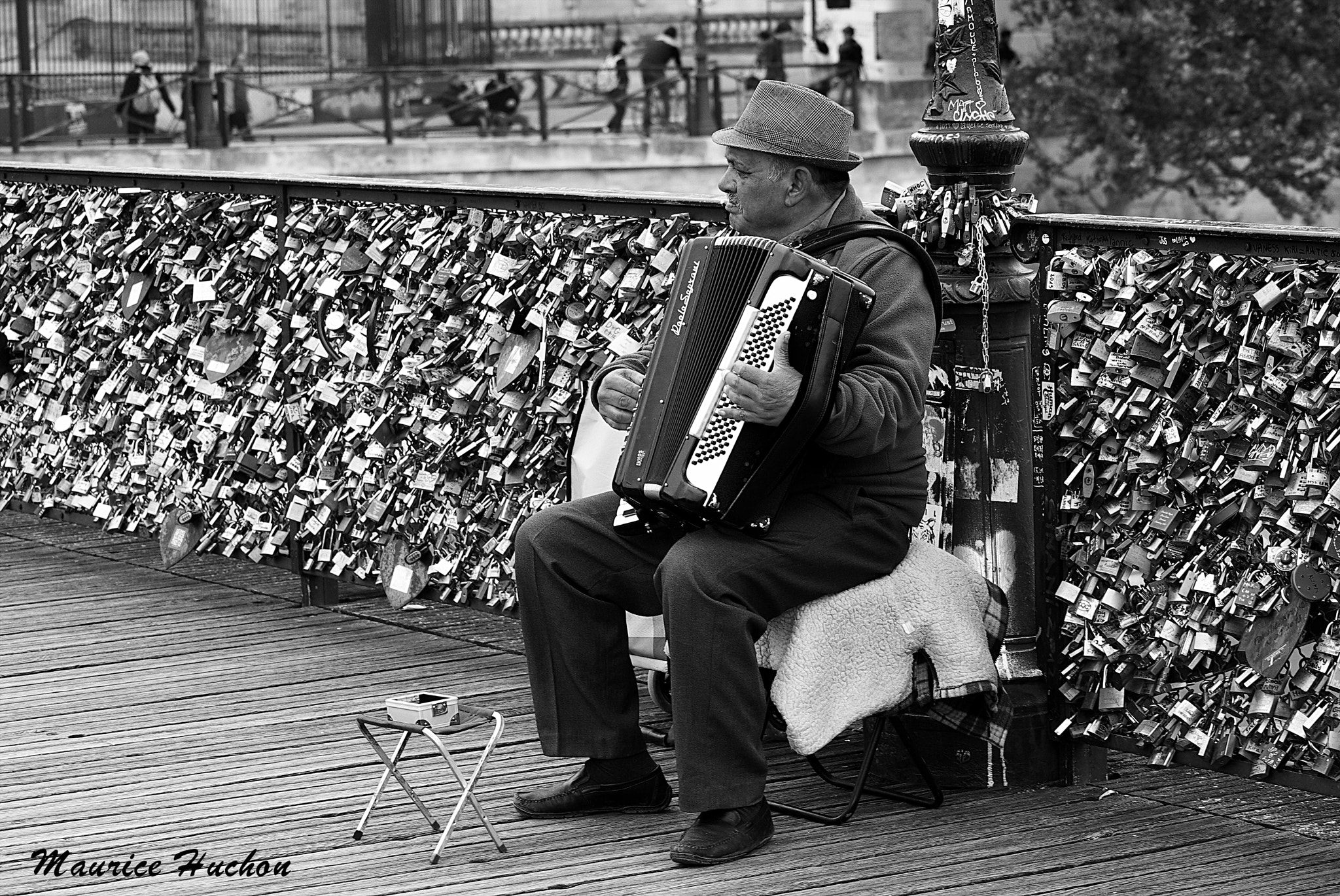 Pentax K10D sample photo. Accordéoniste du pont des arts (paris) photography