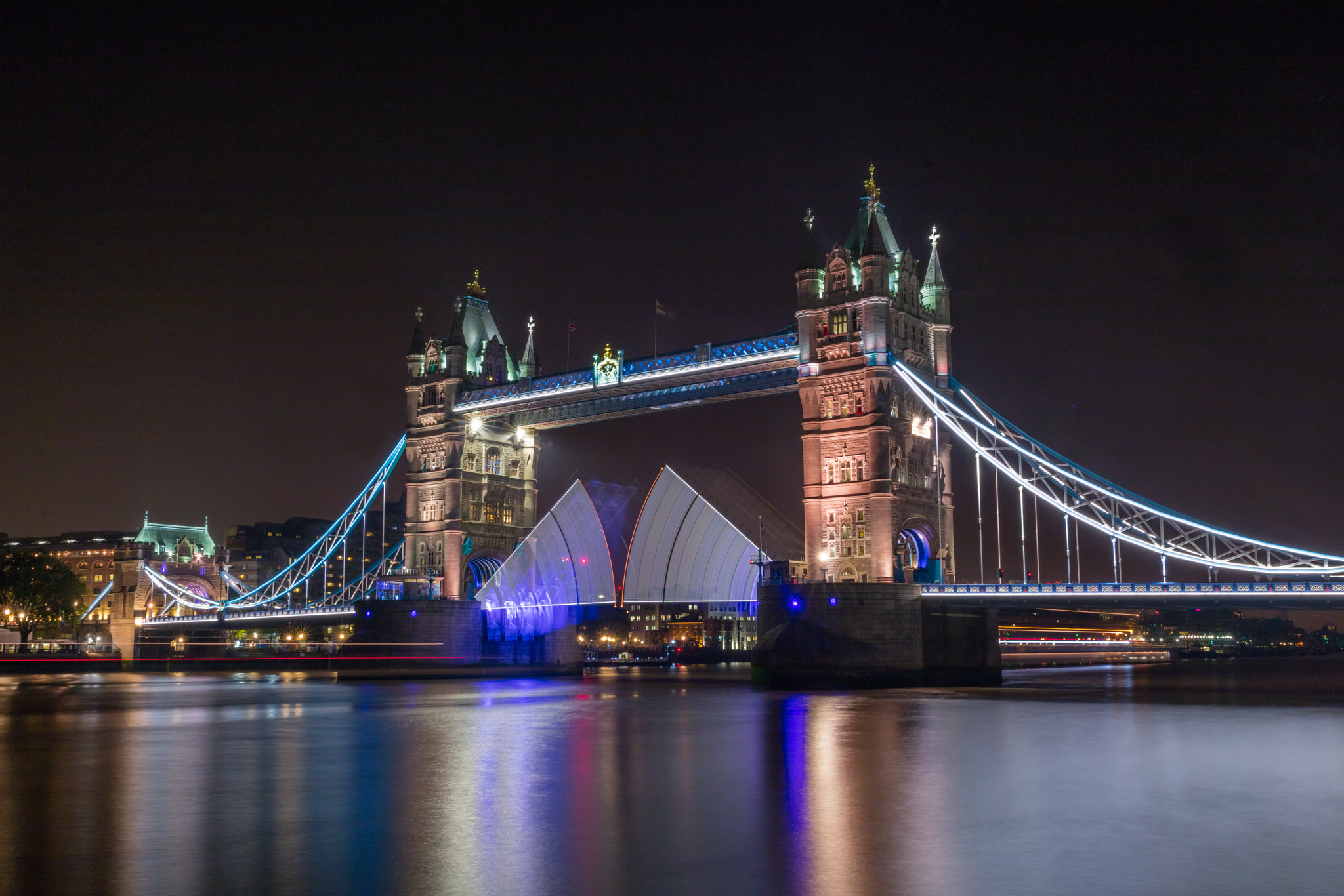 Sigma 24-70mm F2.8 EX DG Macro sample photo. Tower bridge in action photography