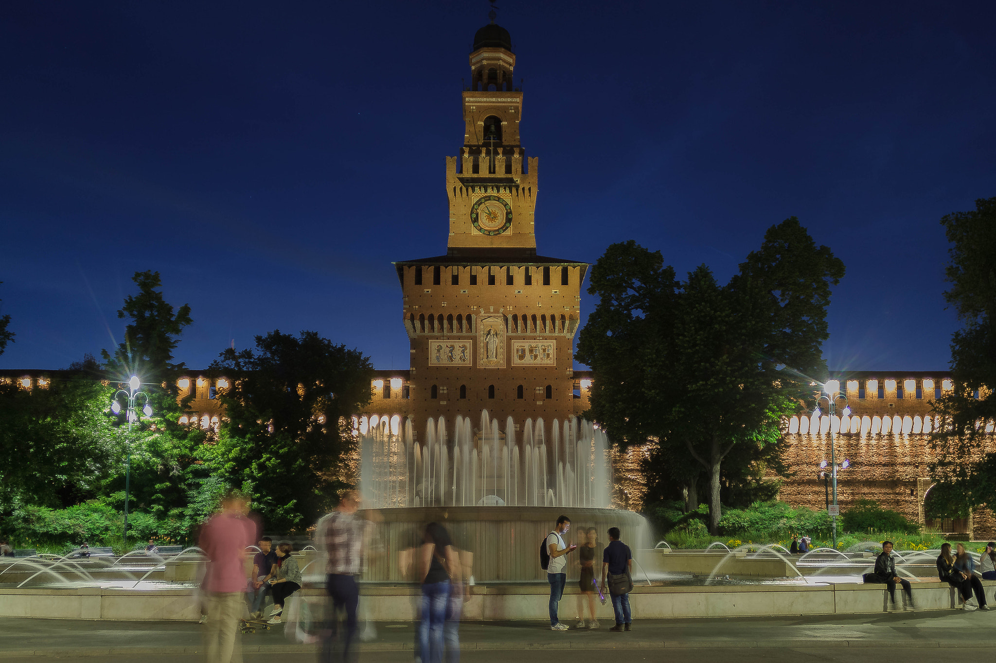 Canon EOS 7D + Canon EF 20mm F2.8 USM sample photo. Castello sforzesco by night photography