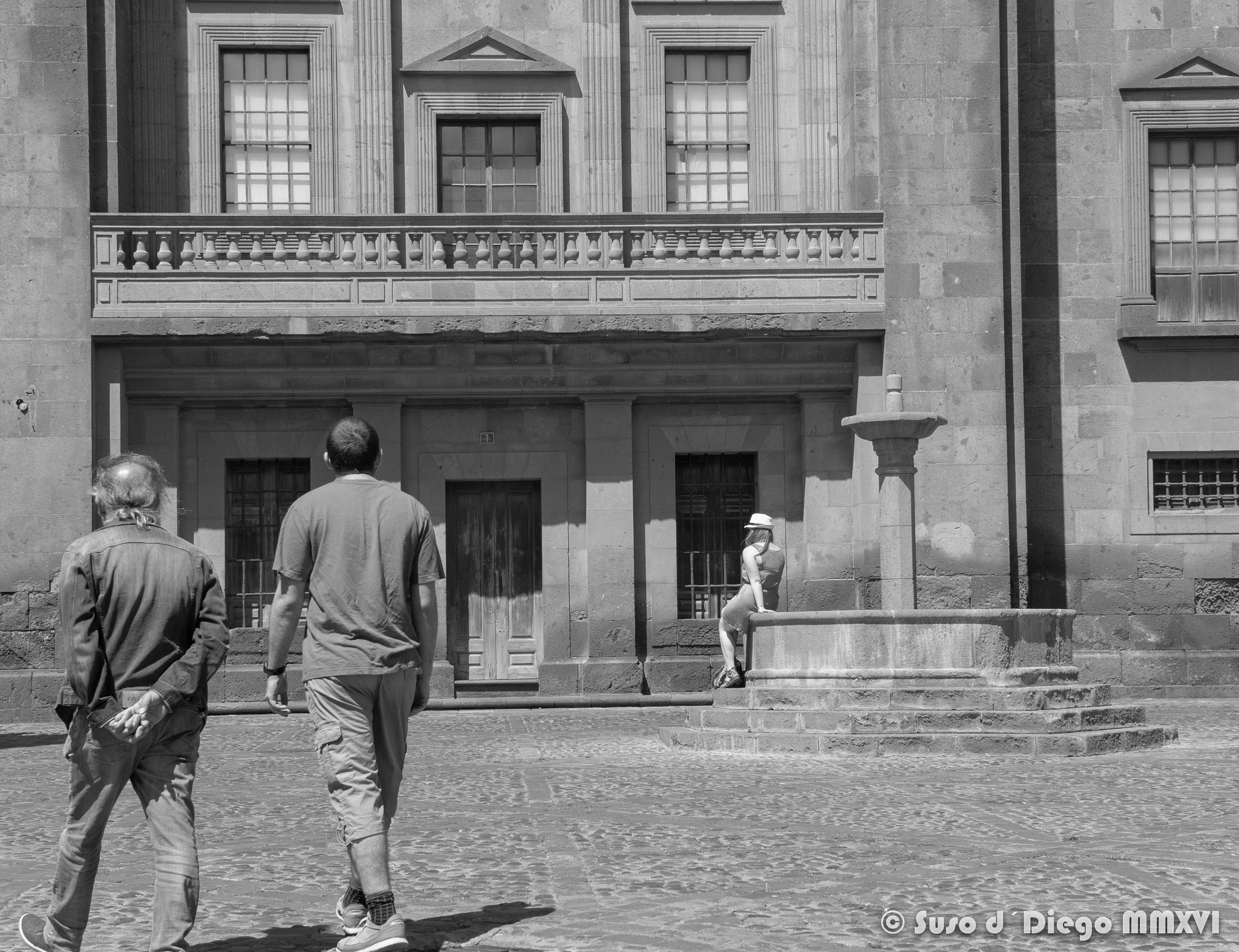 Olympus OM-D E-M10 II + Sigma 30mm F2.8 DN Art sample photo. Sitting on the fountain photography