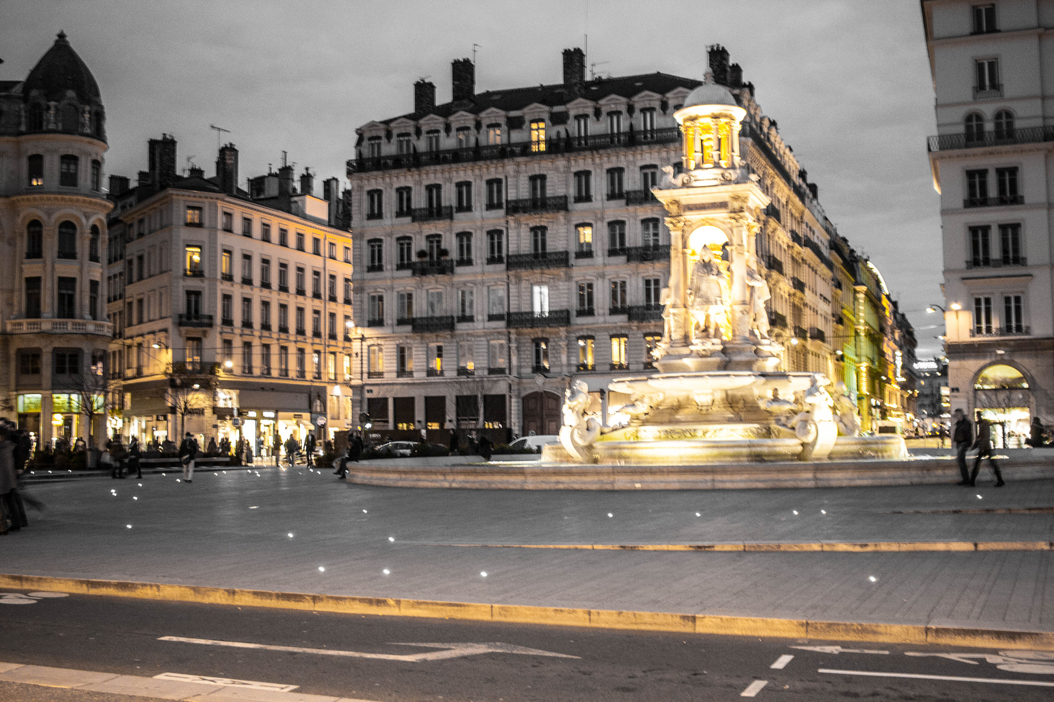 Canon EOS 1000D (EOS Digital Rebel XS / EOS Kiss F) sample photo. Lyon by night photography