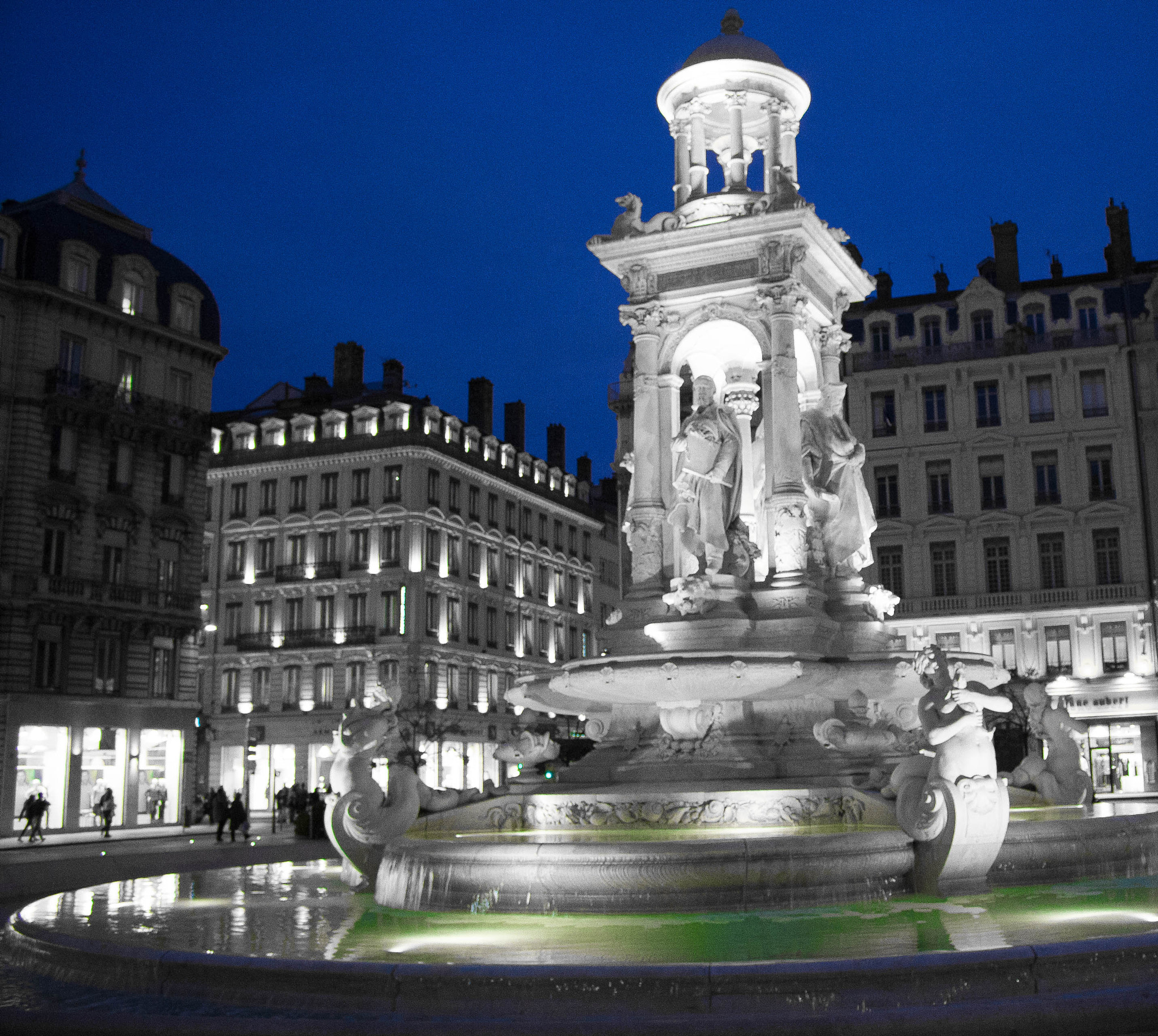 Canon EOS 1000D (EOS Digital Rebel XS / EOS Kiss F) sample photo. Lyon by night photography