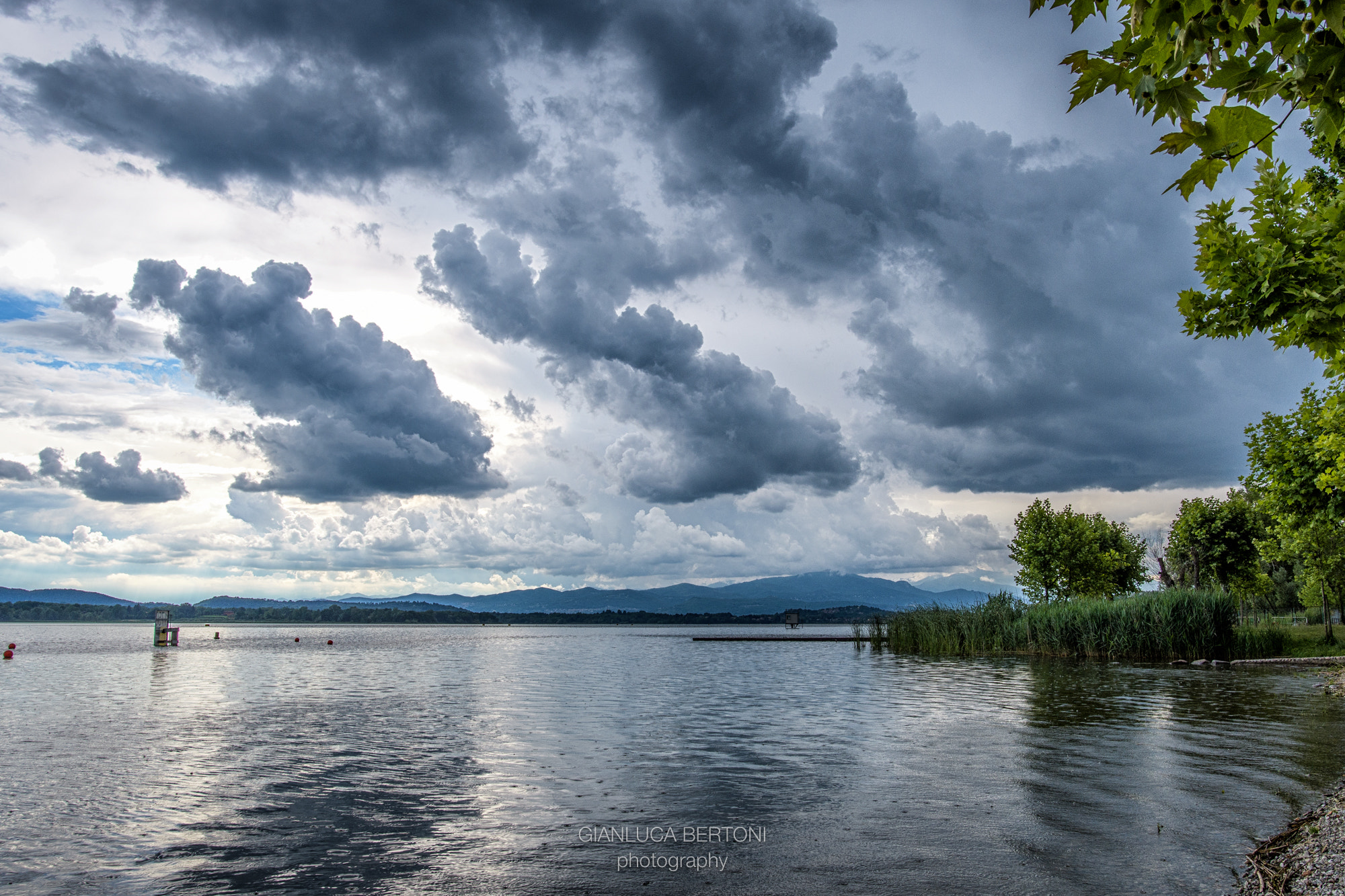 Nikon D500 + Nikon AF-S Nikkor 20mm F1.8G ED sample photo. Varese lake photography