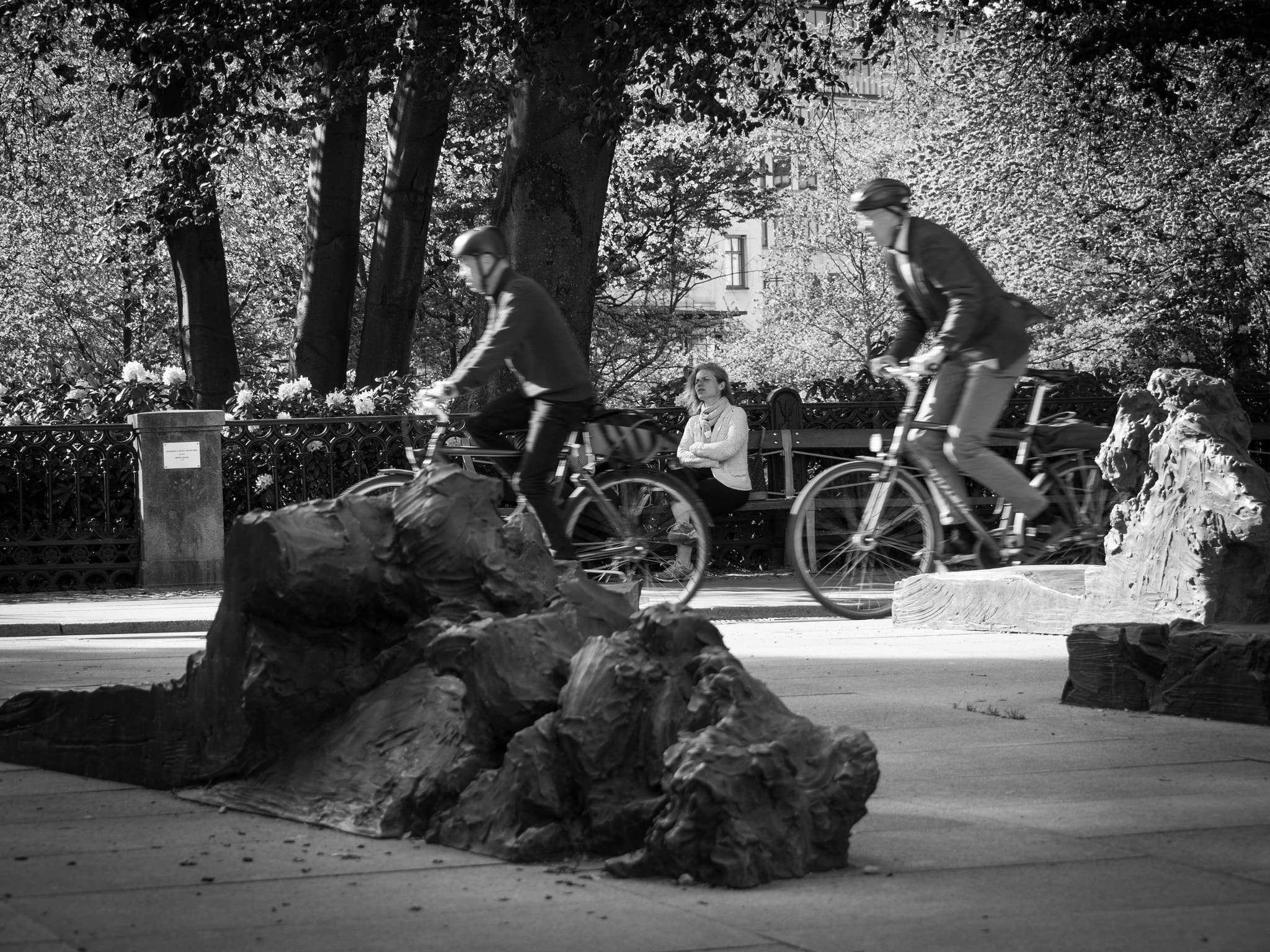 OLYMPUS M.14-150mm F4.0-5.6 II sample photo. Bicycle chase photography