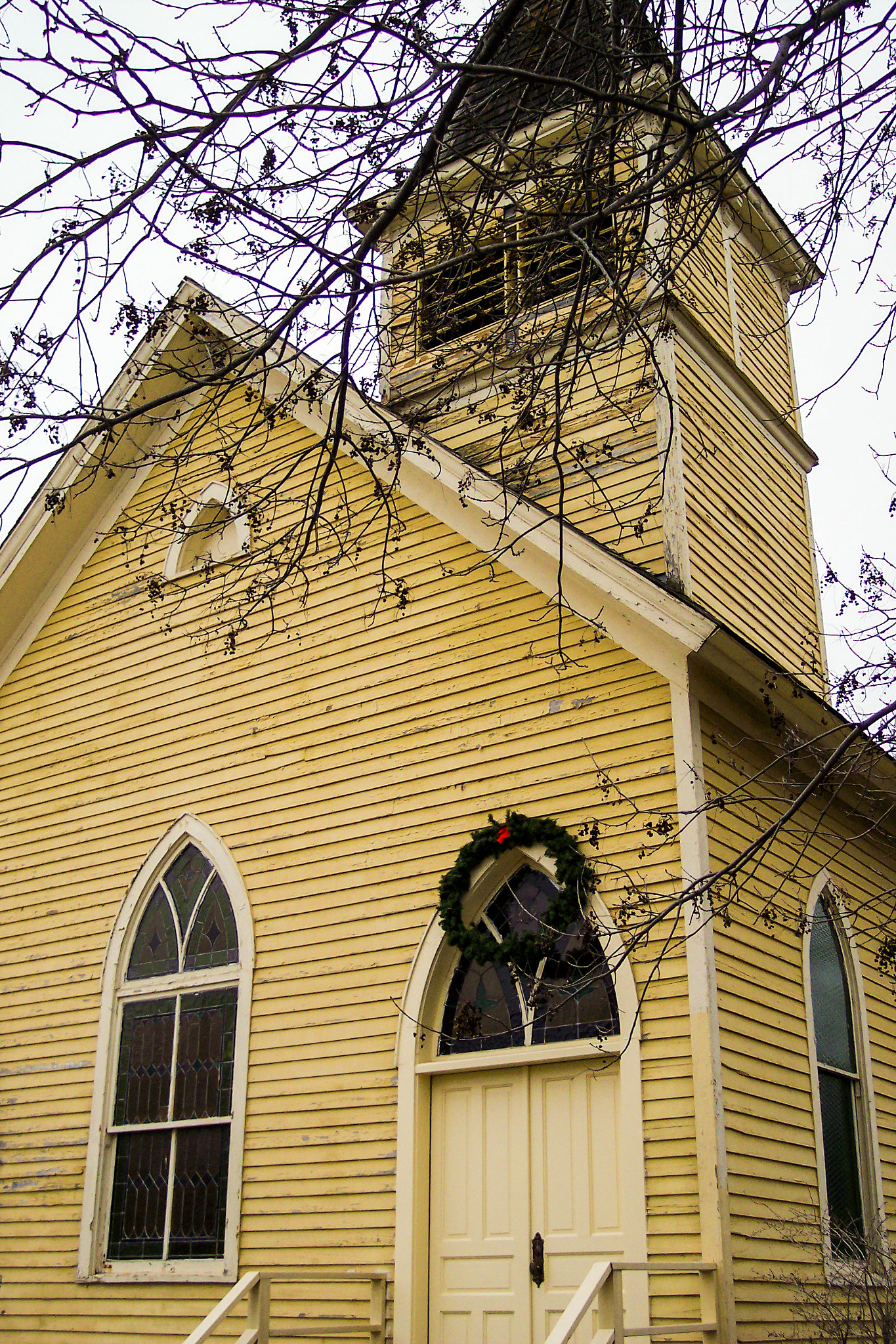 Kodak DX4530 ZOOM DIGITAL CAMERA sample photo. Old yellow church with wreath photography
