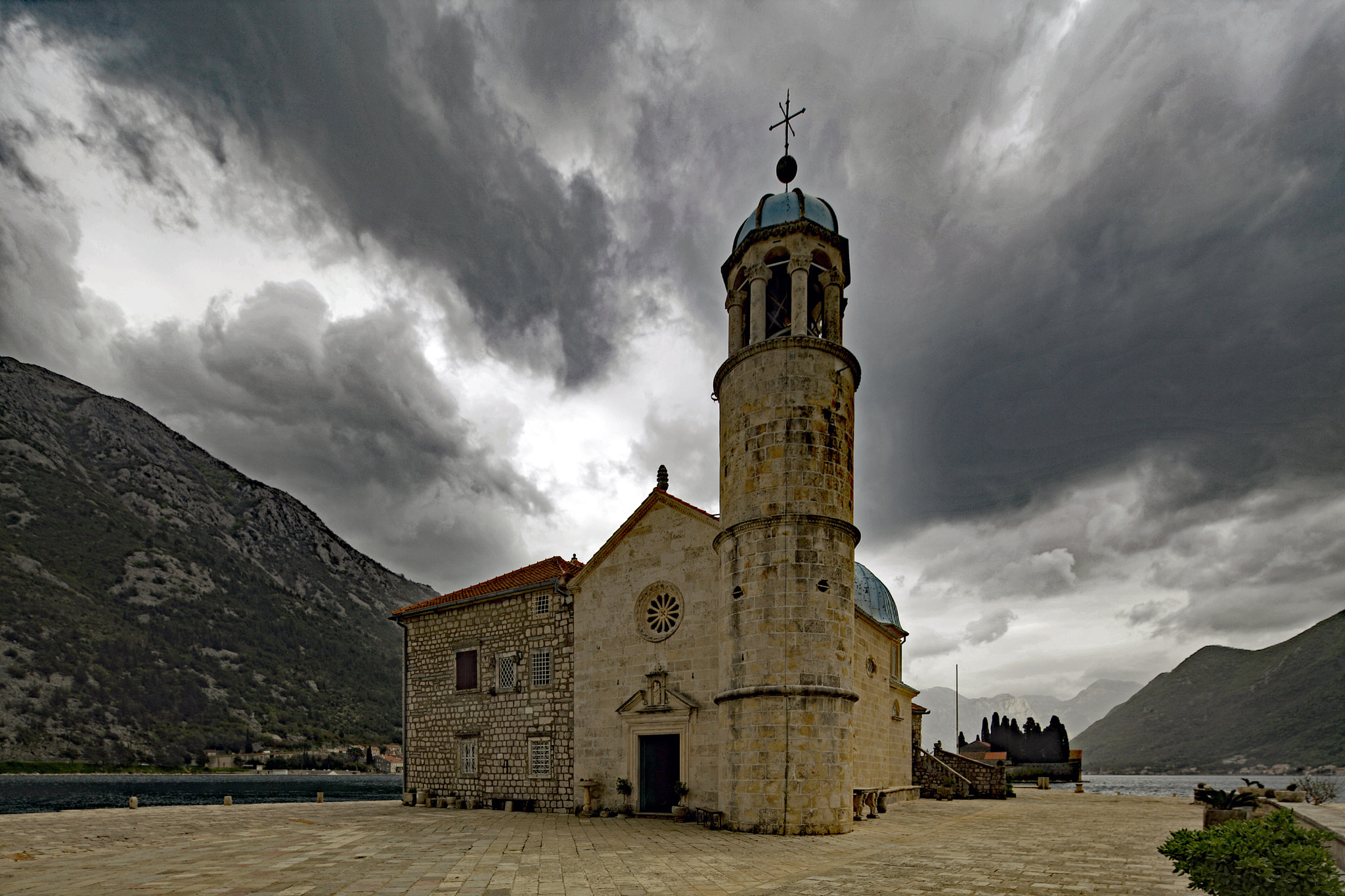 Canon TS-E 17mm F4L Tilt-Shift sample photo. Church photography