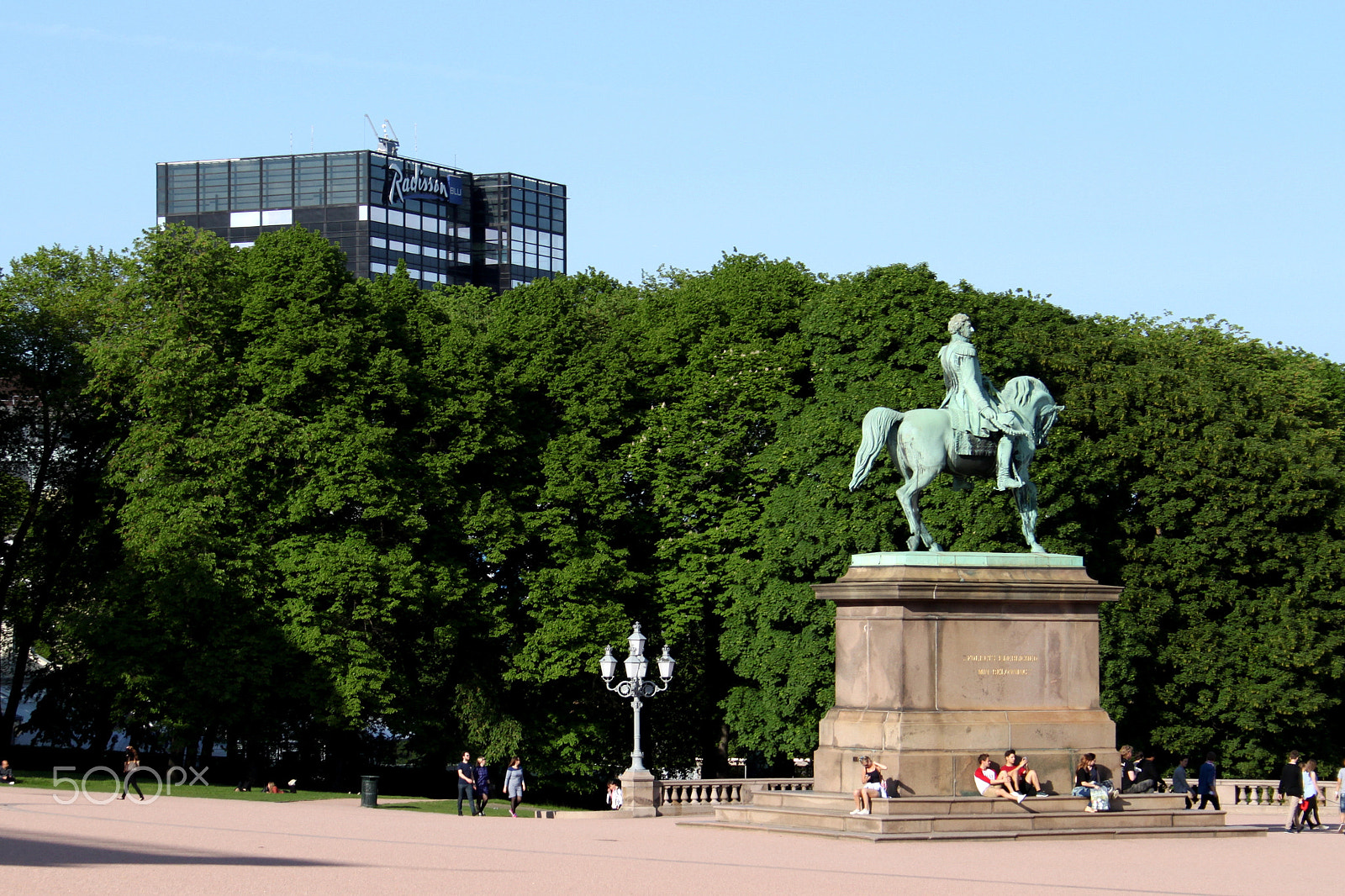 Canon EF-S 18-55mm F3.5-5.6 sample photo. Radisson hotel and statue - oslo photography