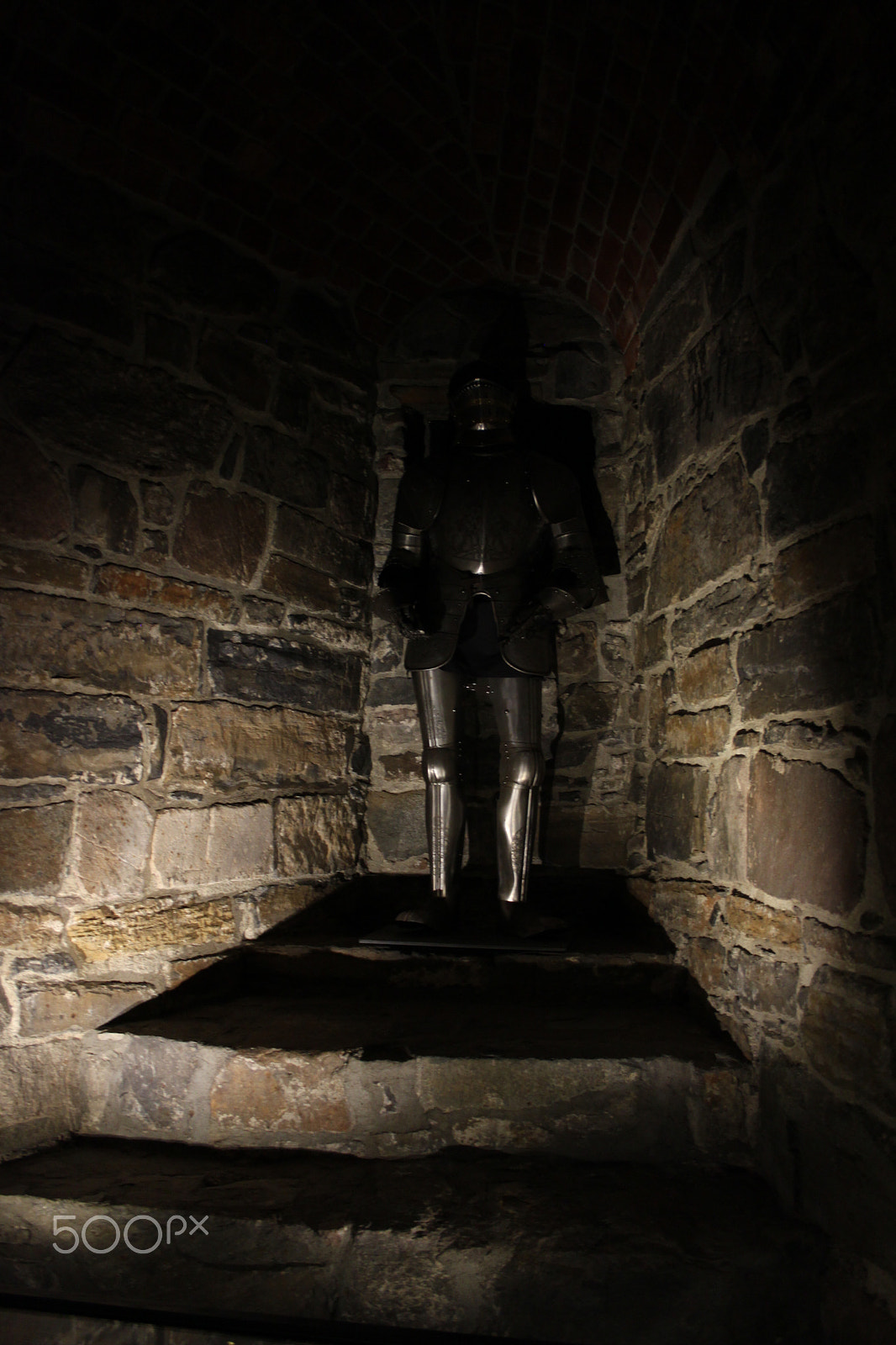 Canon EF-S 18-55mm F3.5-5.6 sample photo. A suit of armour at the castle in oslo photography