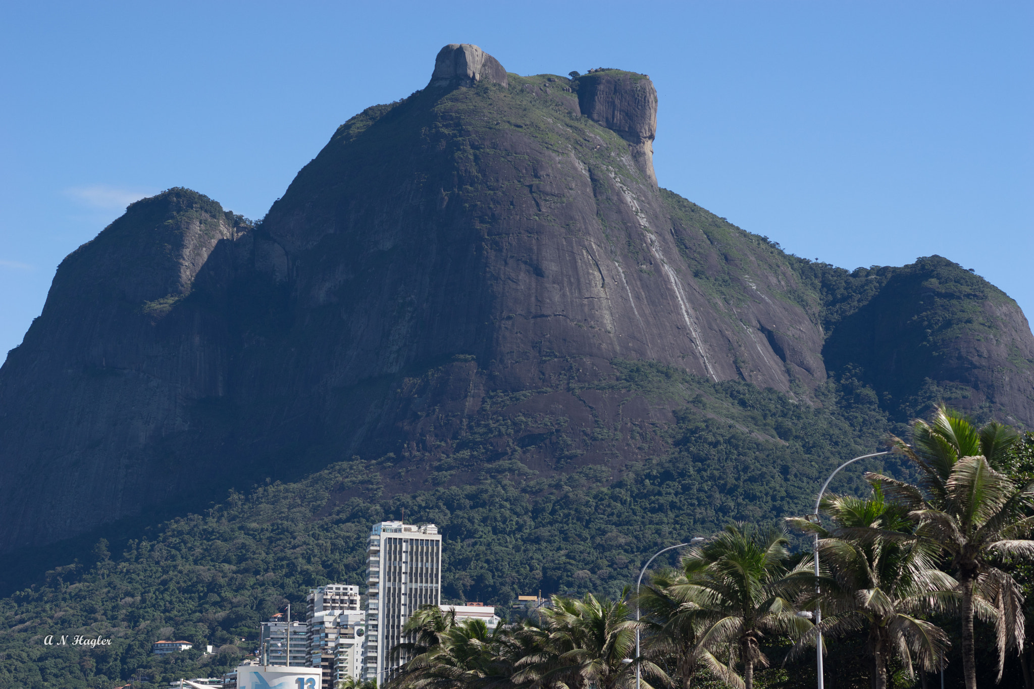 Sony Planar T* 85mm F1.4 ZA sample photo. Big rock on the beach photography