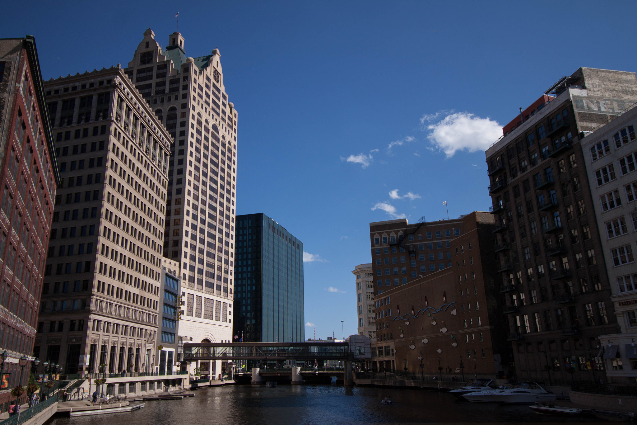 Canon EF-S 10-18mm F4.5–5.6 IS STM sample photo. Downtown milwaukee photography