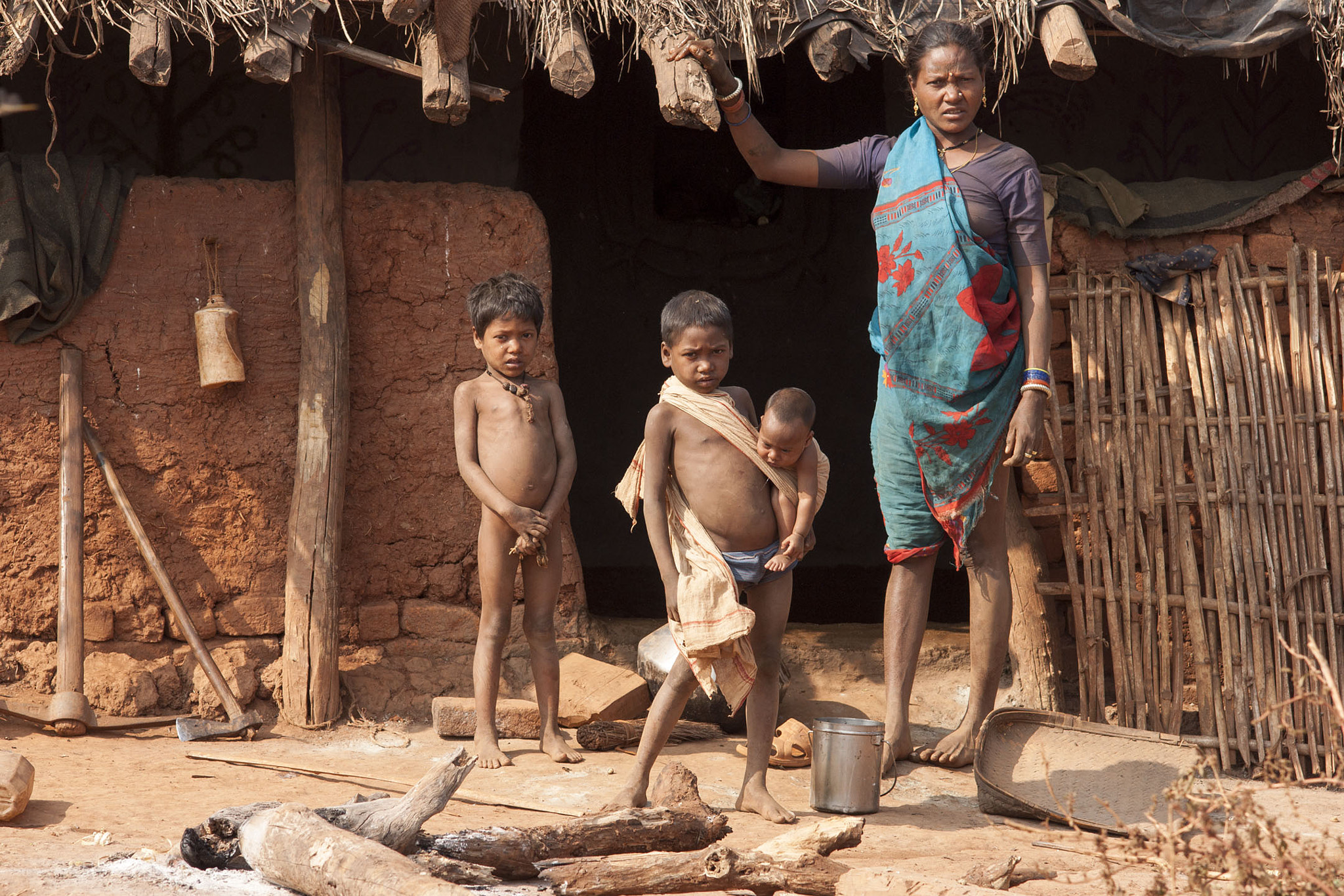 Sony Alpha DSLR-A700 + Sony Sonnar T* 135mm F1.8 ZA sample photo. Tribal family in maikal hills - chattisgarh - indi photography