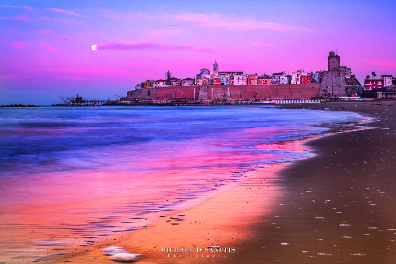 Canon EOS 600D (Rebel EOS T3i / EOS Kiss X5) + Sigma 18-50mm f/2.8 Macro sample photo. The moon of termoli photography