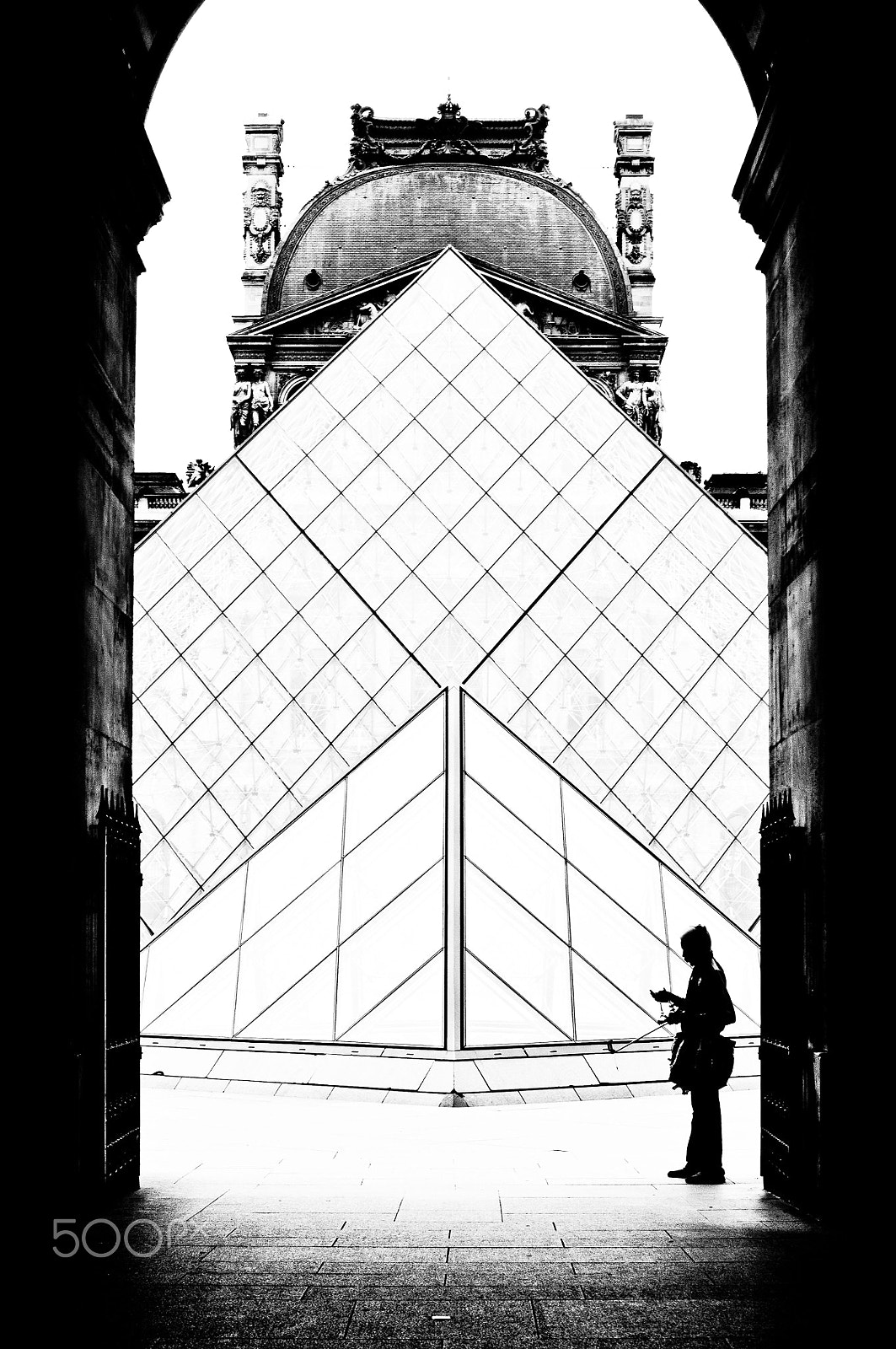 Nikon D300 + Tamron SP AF 17-50mm F2.8 XR Di II VC LD Aspherical (IF) sample photo. Hawker in louvre museum photography