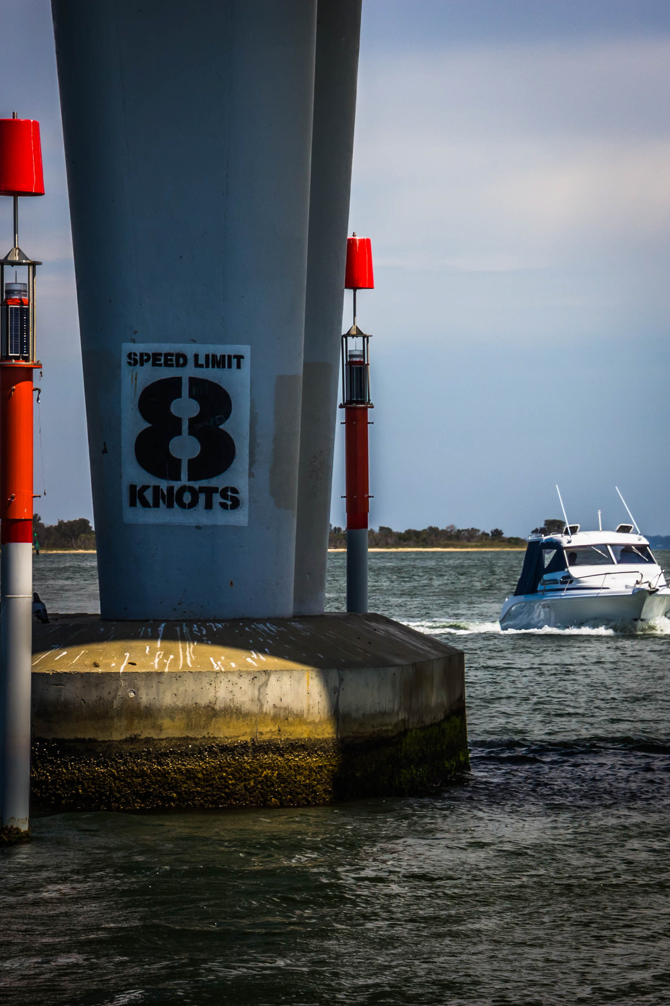 Canon EOS 450D (EOS Rebel XSi / EOS Kiss X2) sample photo. Speed limit on pylon photography