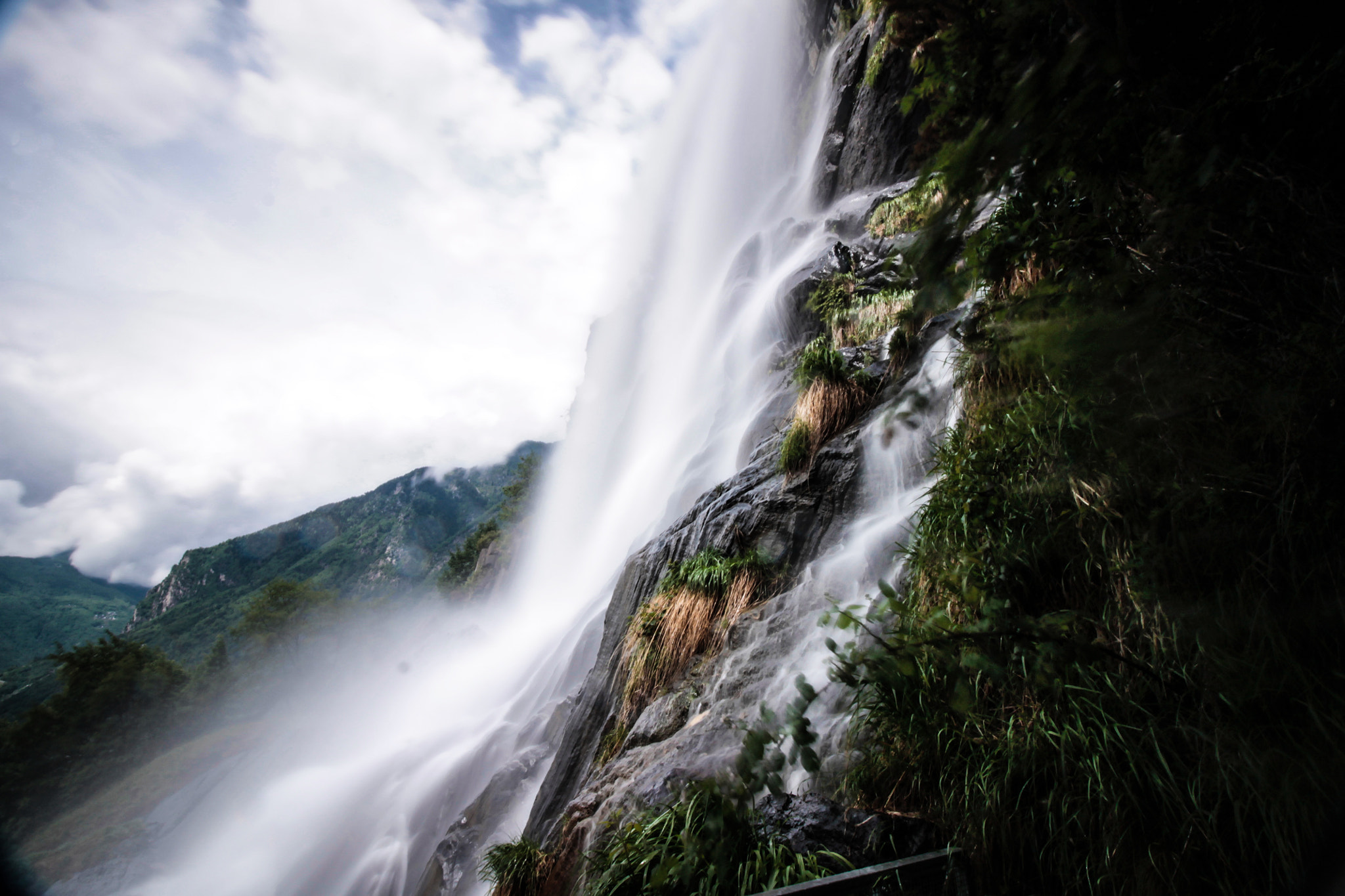 Canon EF-S 10-18mm F4.5–5.6 IS STM sample photo. Looking on the waterfall photography