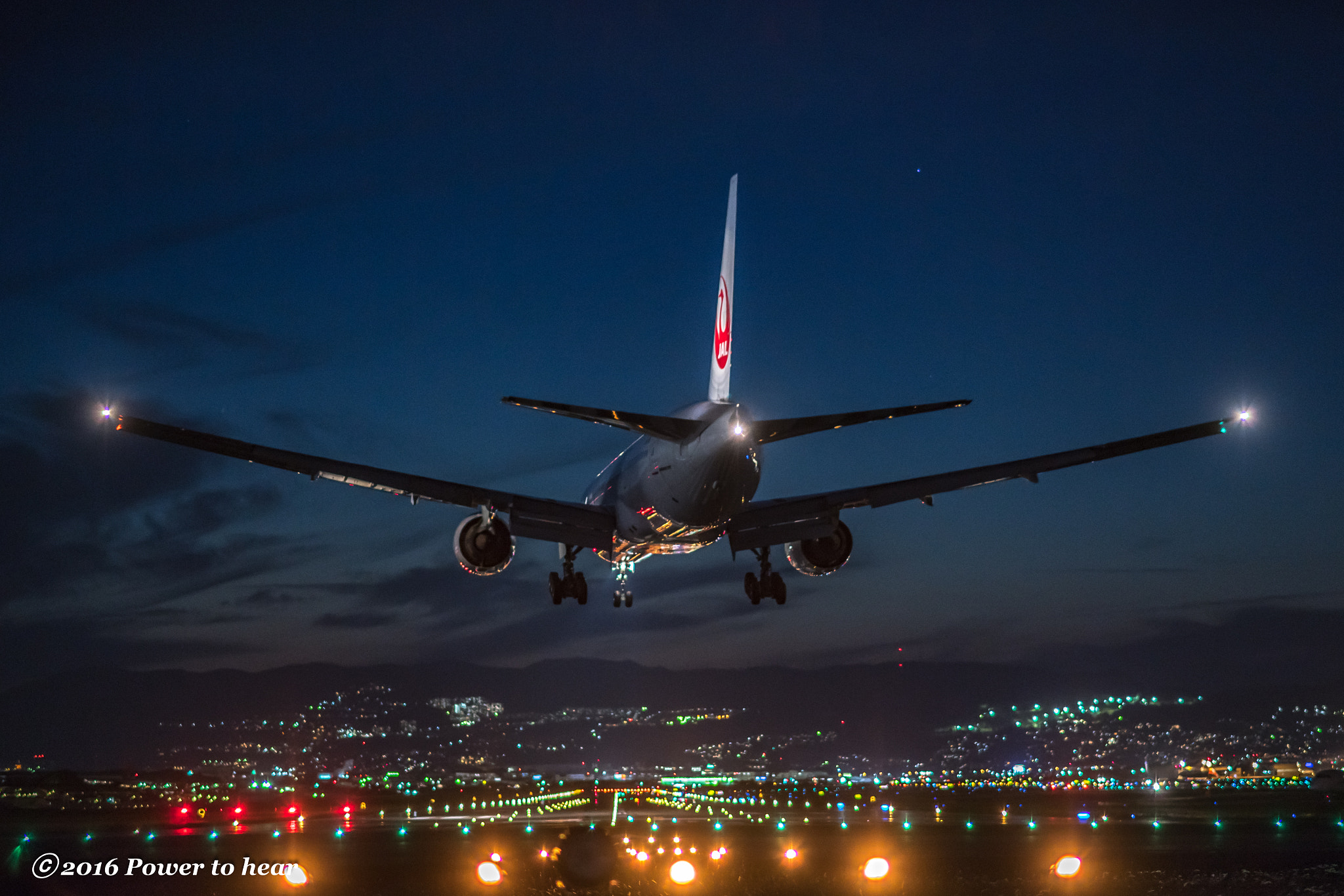 Nikon D5 + Nikon AF-S Nikkor 85mm F1.4G sample photo. Moment of the landing of the blue time zone b777 photography