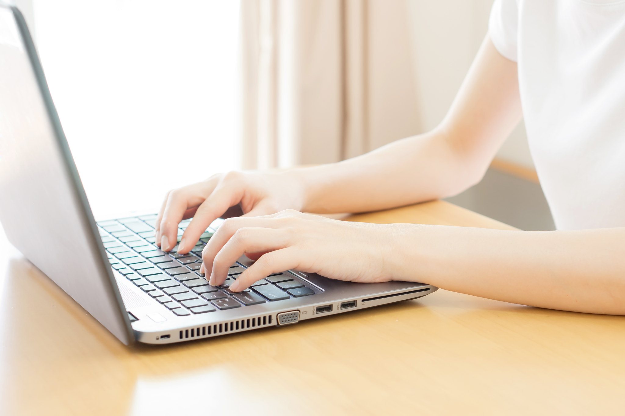 Sony a7 + E 50mm F1.8 OSS sample photo. Rear view of business woman hands busy using laptop at office de photography