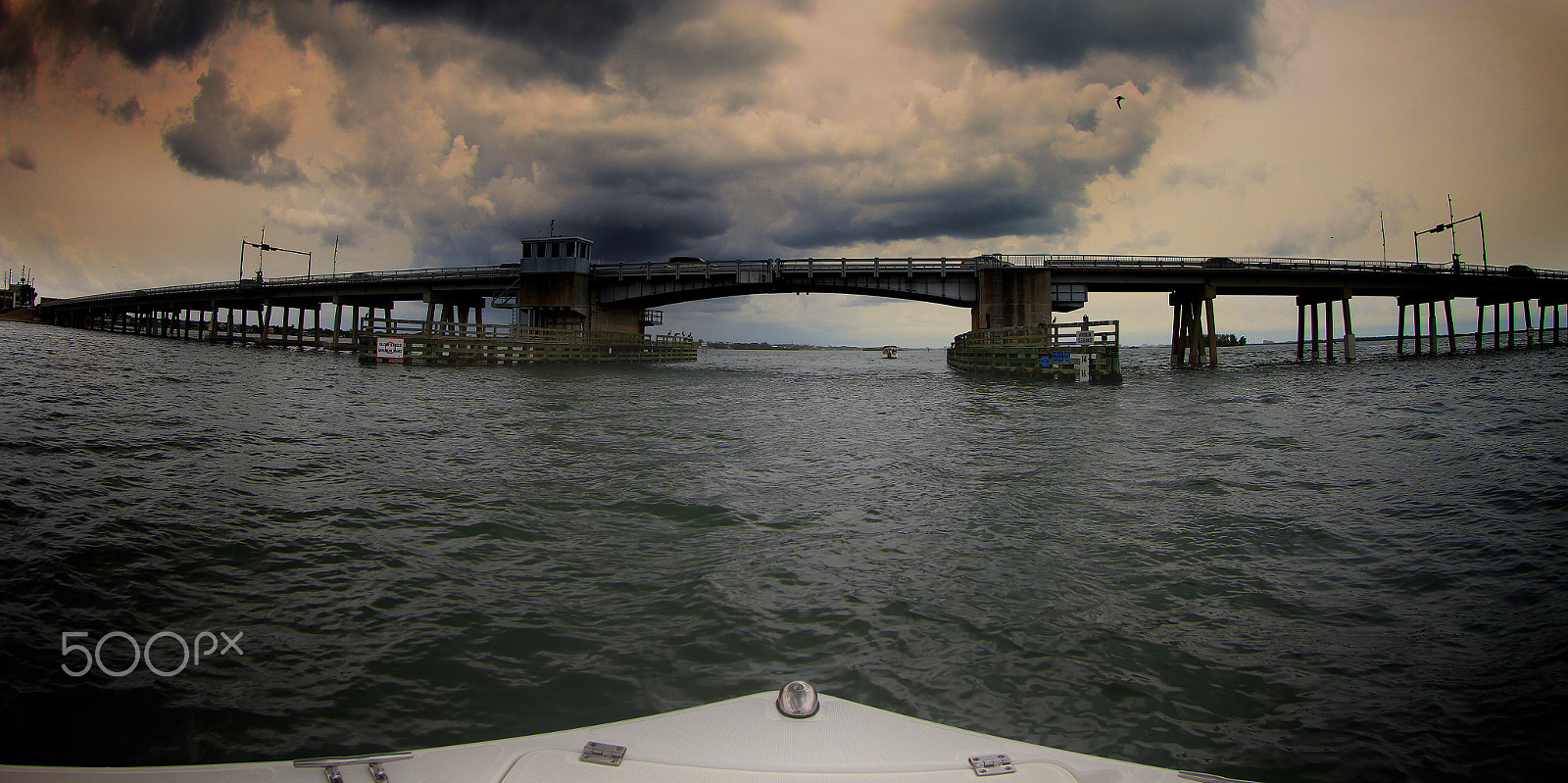 Canon EOS 7D + Canon EF 8-15mm F4L Fisheye USM sample photo. Tampa and boats photography