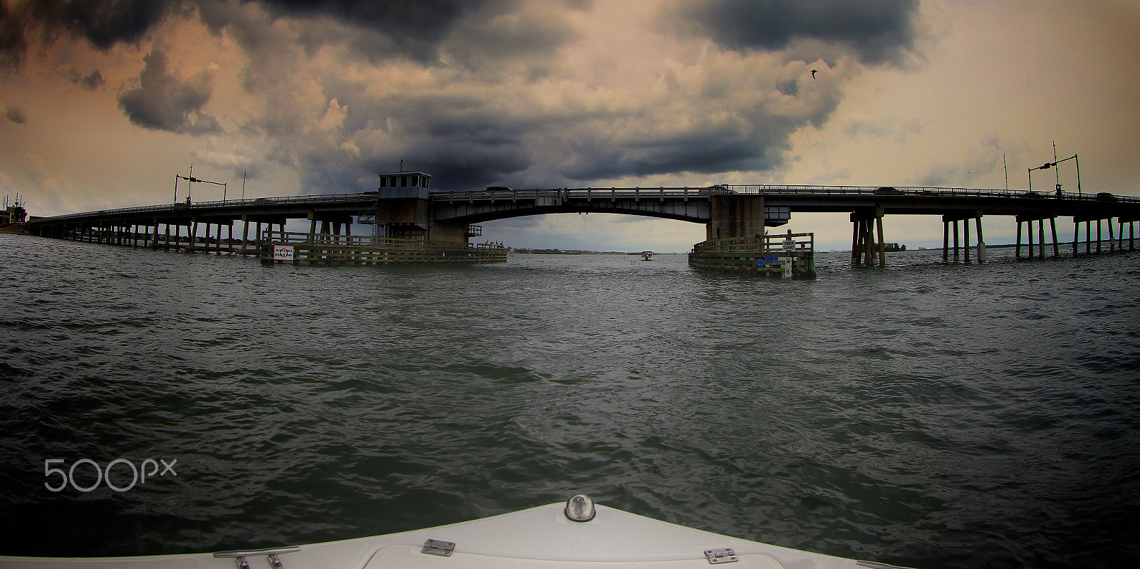 Canon EF 8-15mm F4L Fisheye USM sample photo. Tampa and boats photography
