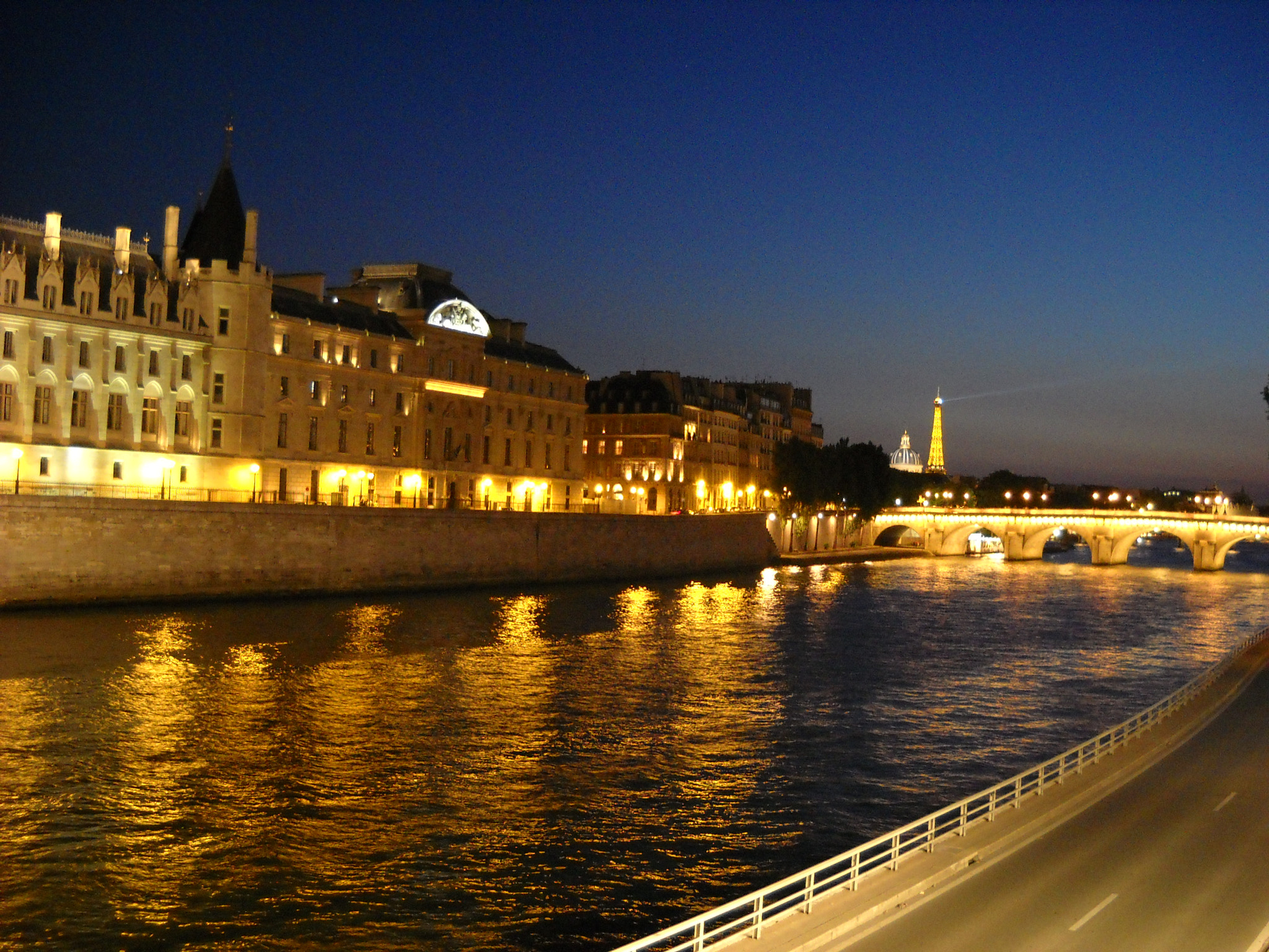 Nikon Coolpix L19 sample photo. The seine at dusk photography